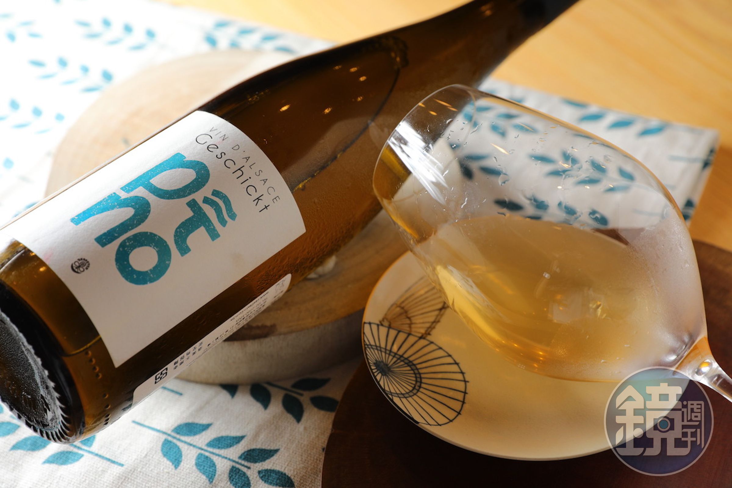 自然酒「Domaine Geschickt」阿爾薩斯白酒，渾圓、酸味飽滿，是很襯餐點的佐餐酒。（310元／杯；1,650元／瓶）