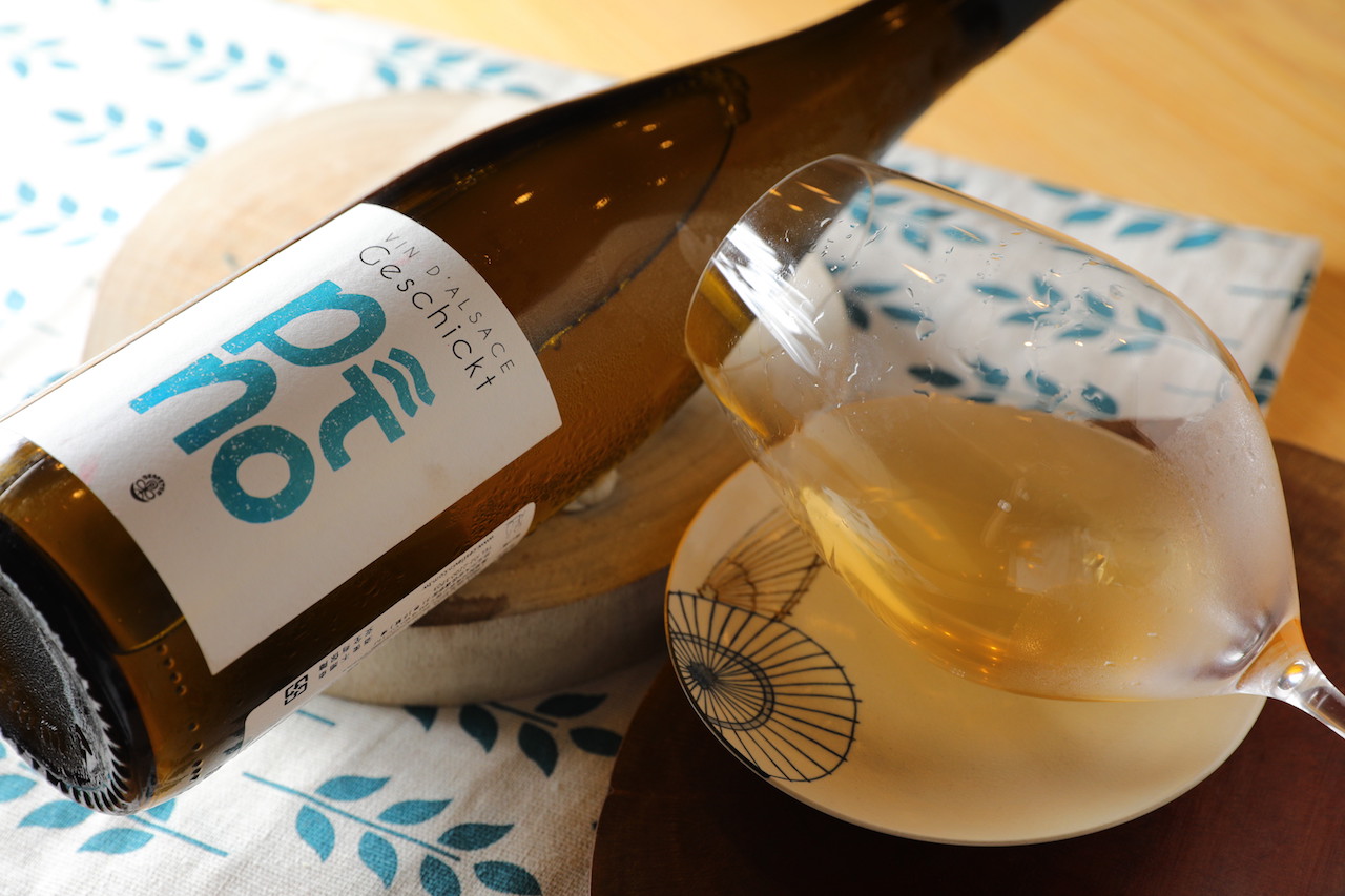 自然酒「Domaine Geschickt」阿爾薩斯白酒，渾圓、酸味飽滿，是很襯餐點的佐餐酒。（310元／杯；1,650元／瓶）
