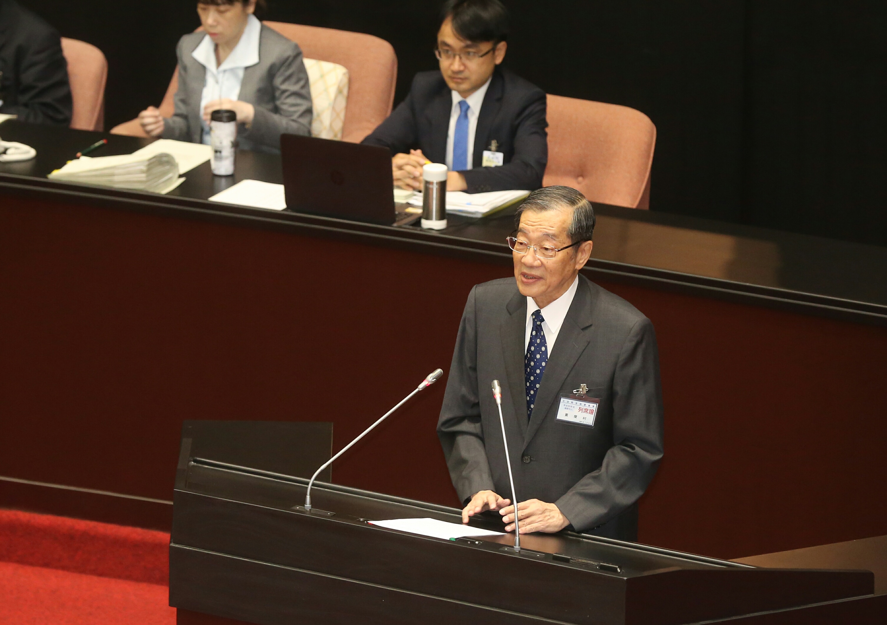 考試院長被提名人黃榮村，今在立法院接受立委質詢。