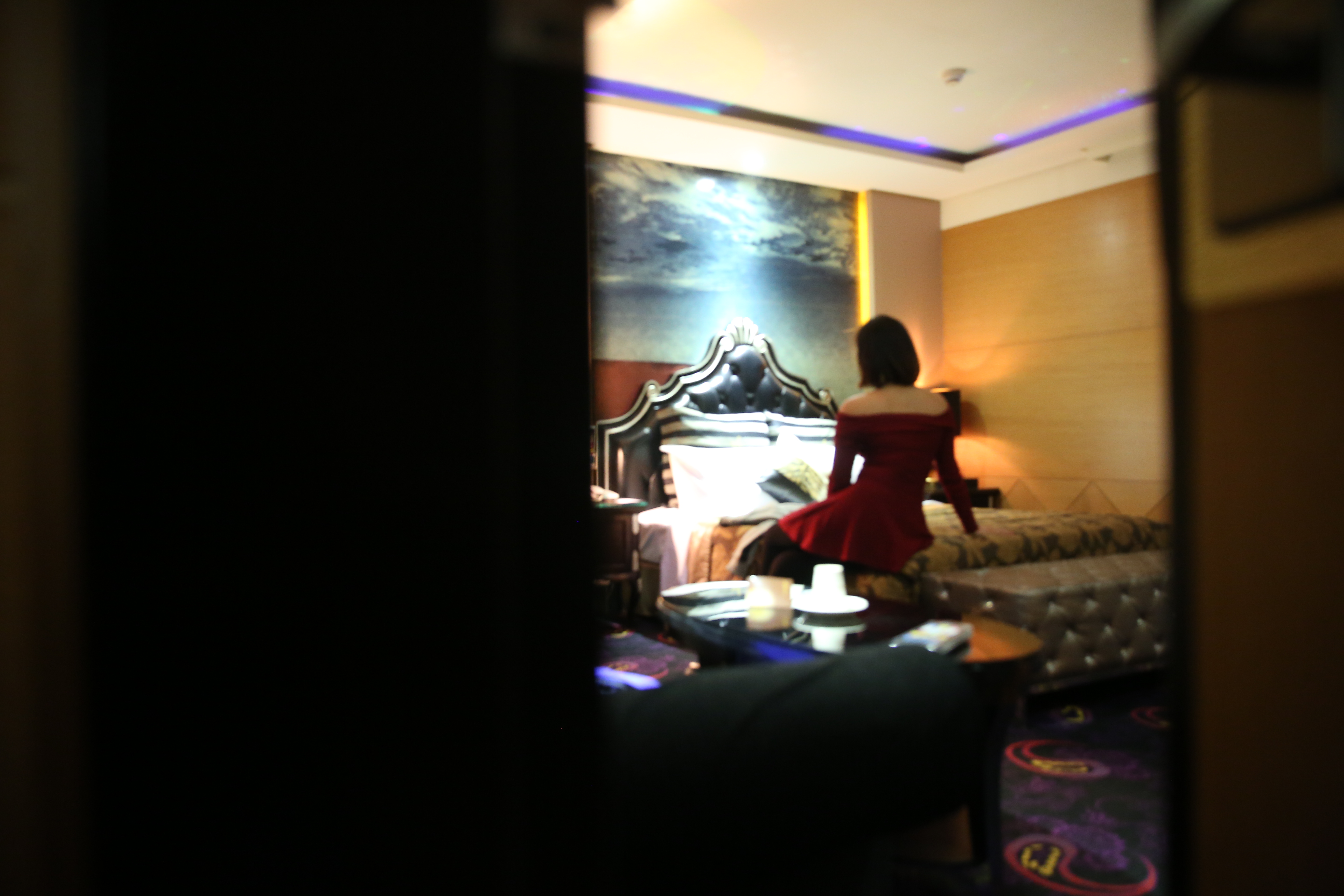 黎女色誘前夫脫下褲子後，手持長剪傷害對方生殖器。（本刊示意圖）