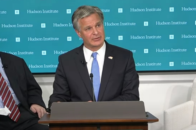 美國聯邦調查局局長瑞伊揭露，習近平主導「獵狐」計畫，迫使海外華人返回中國。（翻攝自Hudson Institute YouTube頻道）