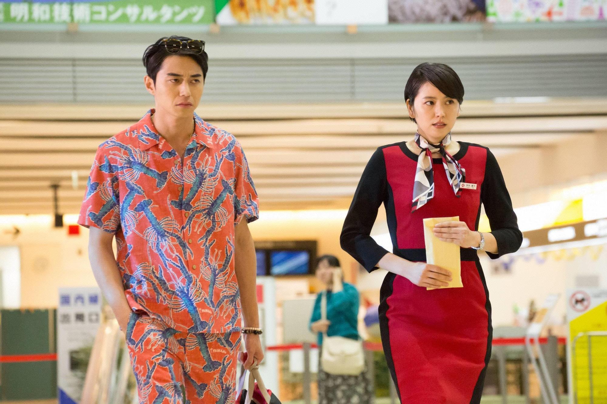 長澤雅美(右)拍《信用詐欺師JP》與東出昌大合作2年,將他視為重要戰友。(翻攝網路)