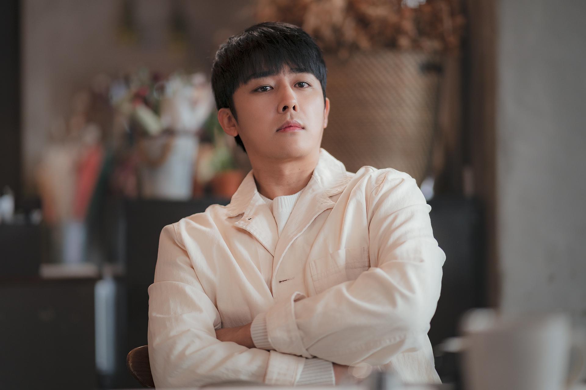 孫湖竣在《我們,愛過嗎?》飾演明星作家吳大悟。(Netflix提供)