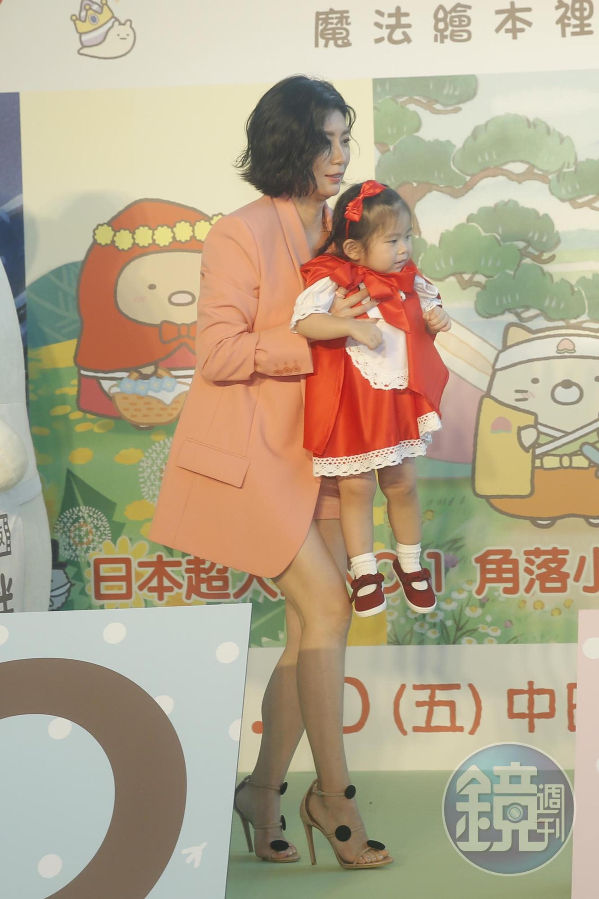 年紀最小的「小紅帽」渾然不知在玩遊戲,與白熊玩得正開心的她被賈靜雯一把抱走到正確的答題區。