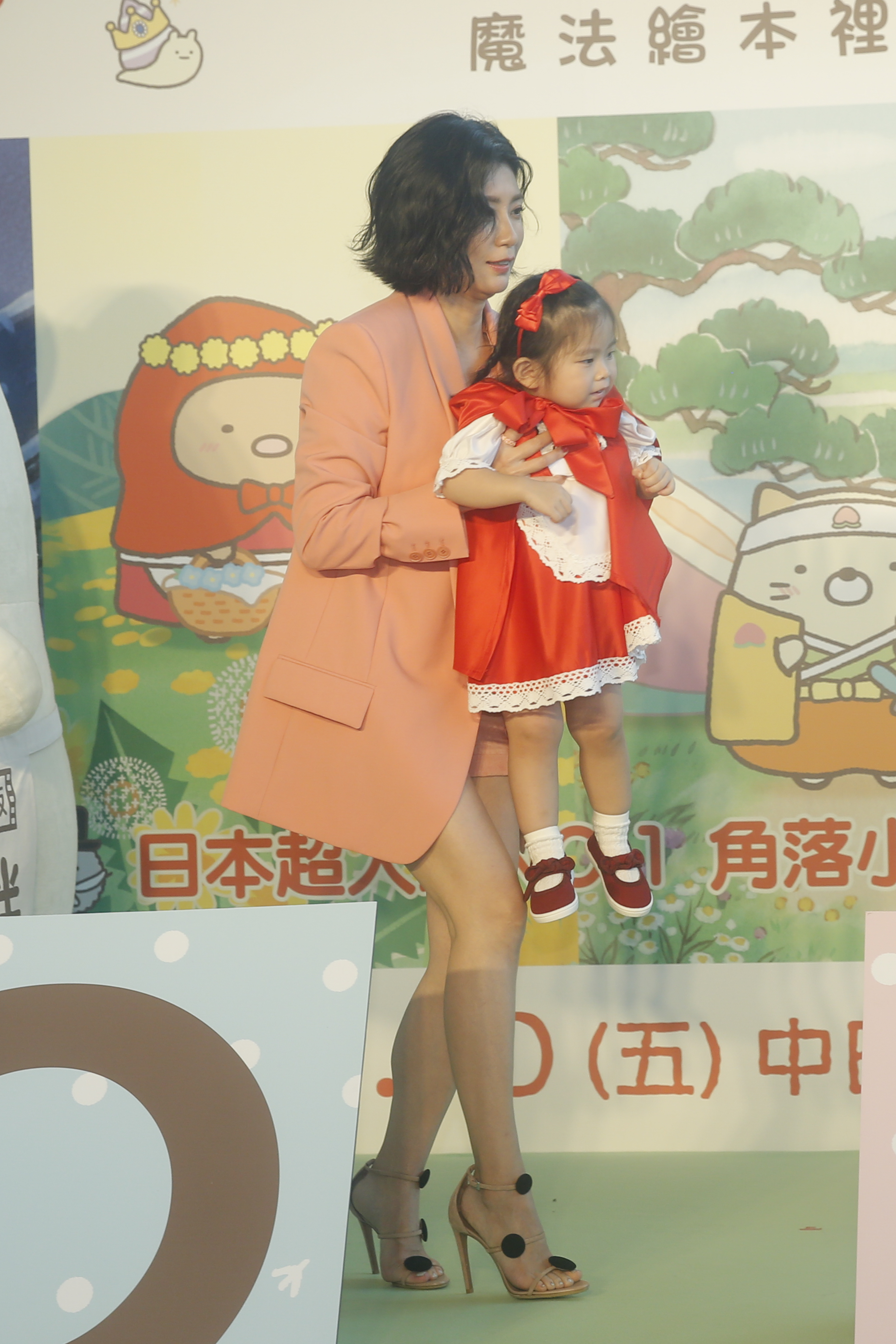 年紀最小的「小紅帽」渾然不知在玩遊戲,與白熊玩得正開心的她被賈靜雯一把抱走到正確的答題區。