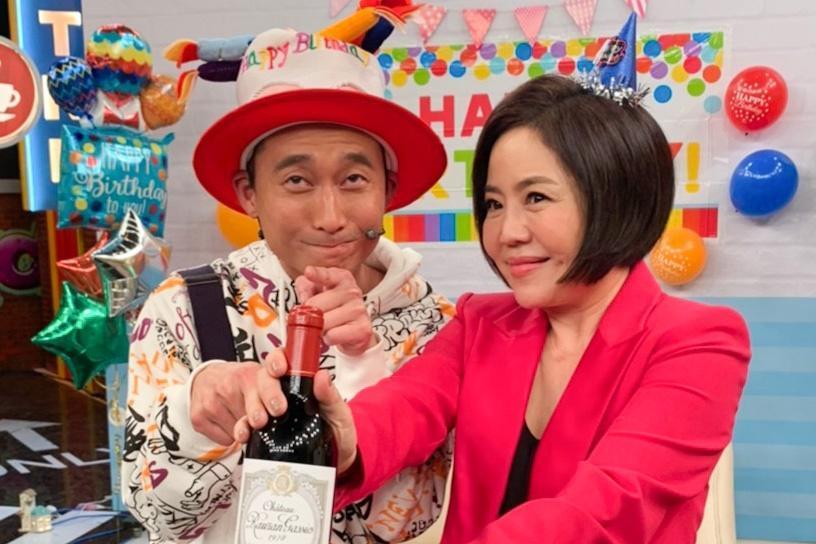 衛視中文台《請問你是哪裡人》幫浩子慶生,于美人特地送給他一支紅酒。(衛視)