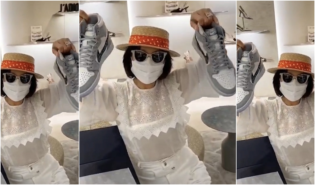 劉嘉玲開心秀出「Air Jordan I High OG Dior」限量男士球鞋。（翻攝自劉嘉玲抖音）