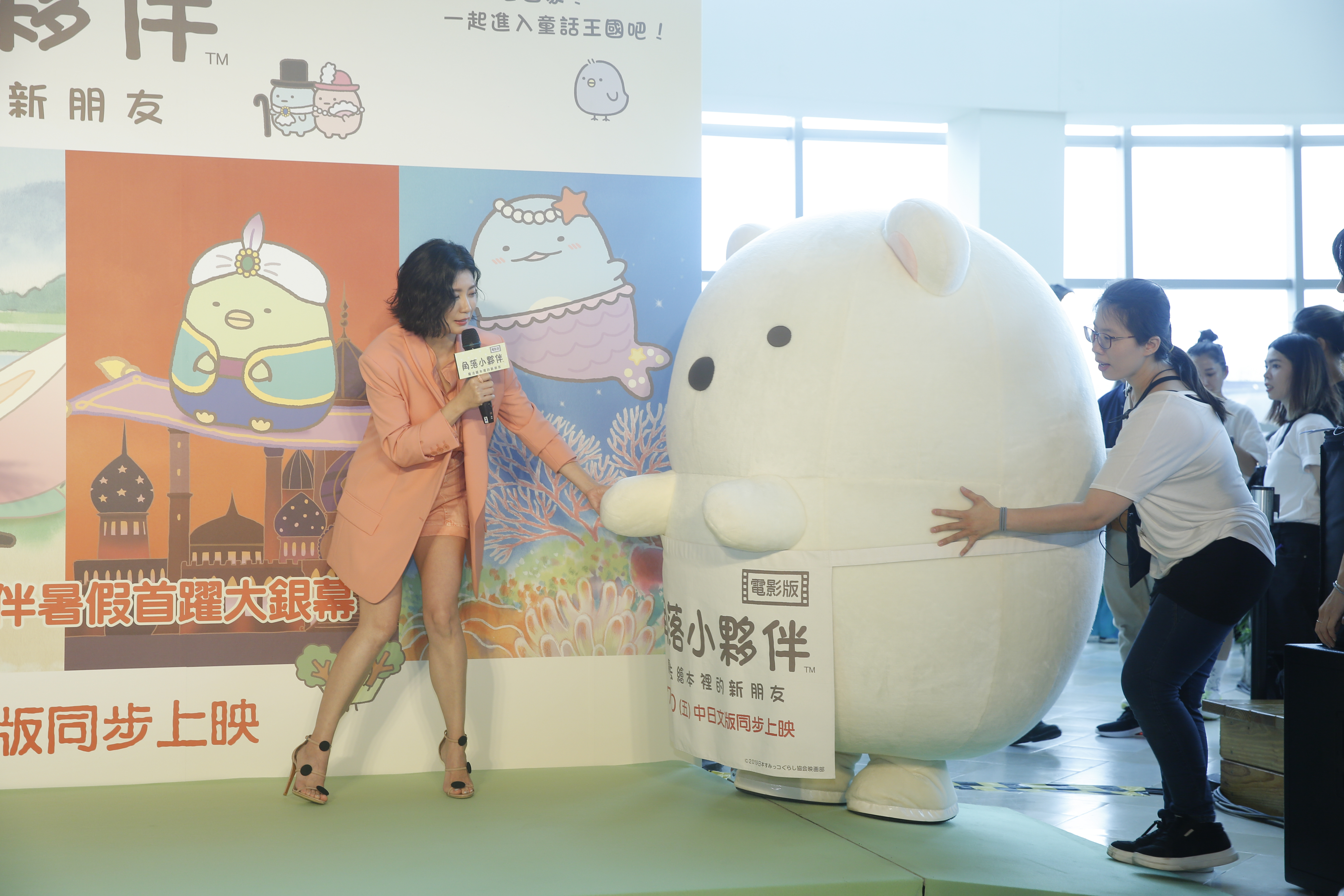 遠從日本專程來台的「白熊」身材圓滾滾,出場時賈靜雯深怕它摔倒,欲出手相扶。