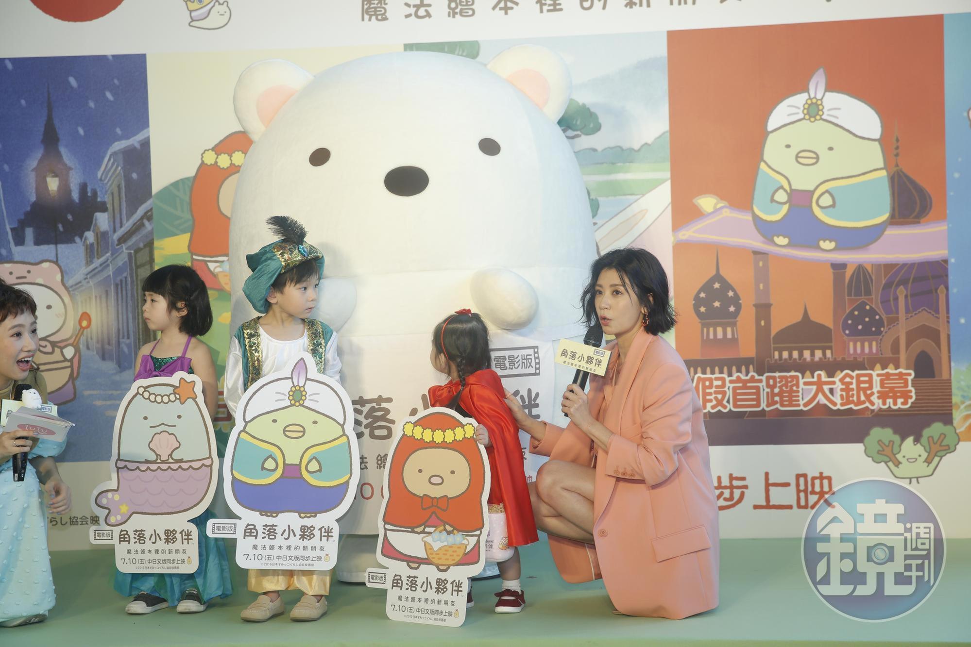 3位代表片中動物的小朋友cosplay成童話人物，還跟賈靜雯一起玩遊戲。
