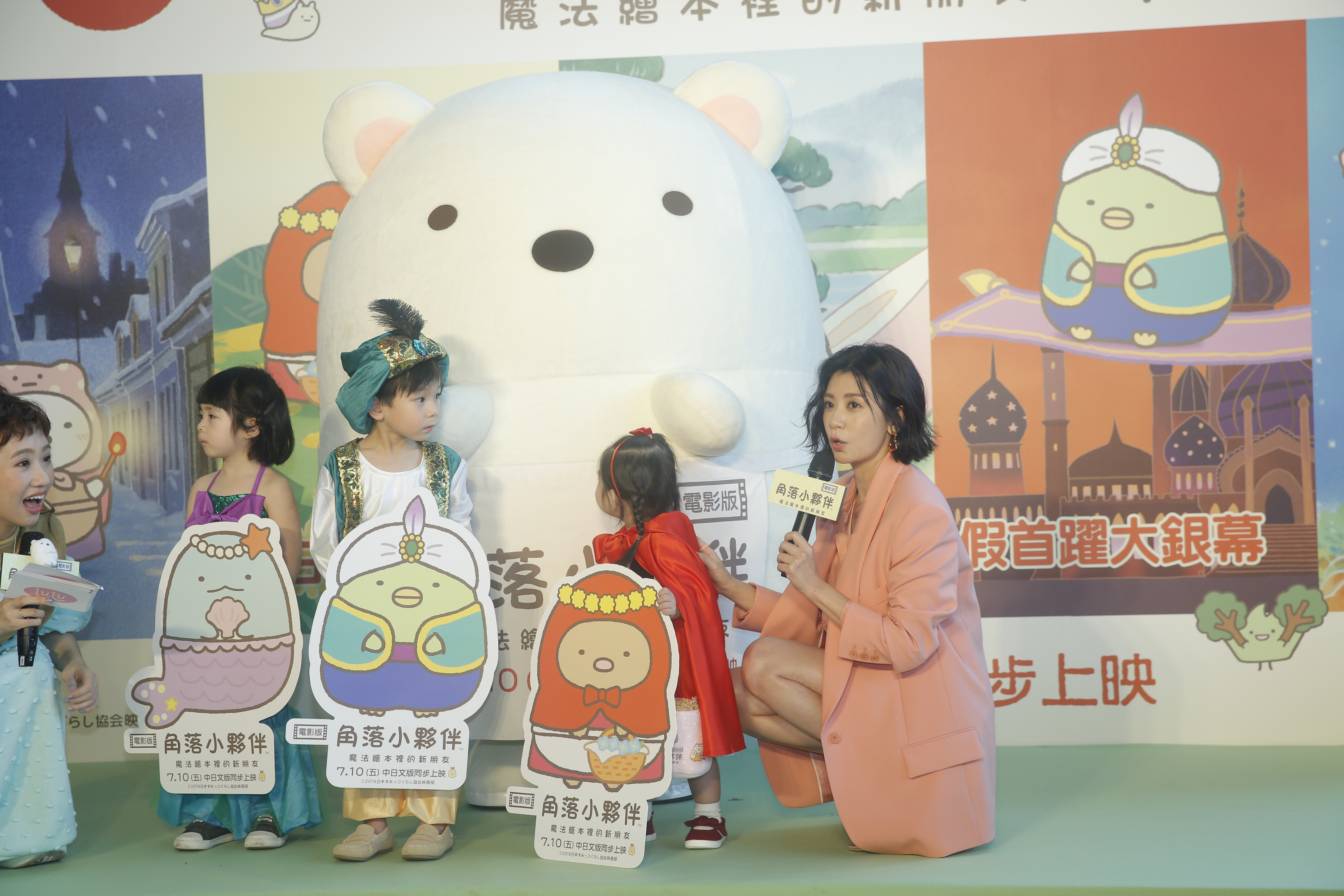 3位代表片中動物的小朋友cosplay成童話人物,還跟賈靜雯一起玩遊戲。