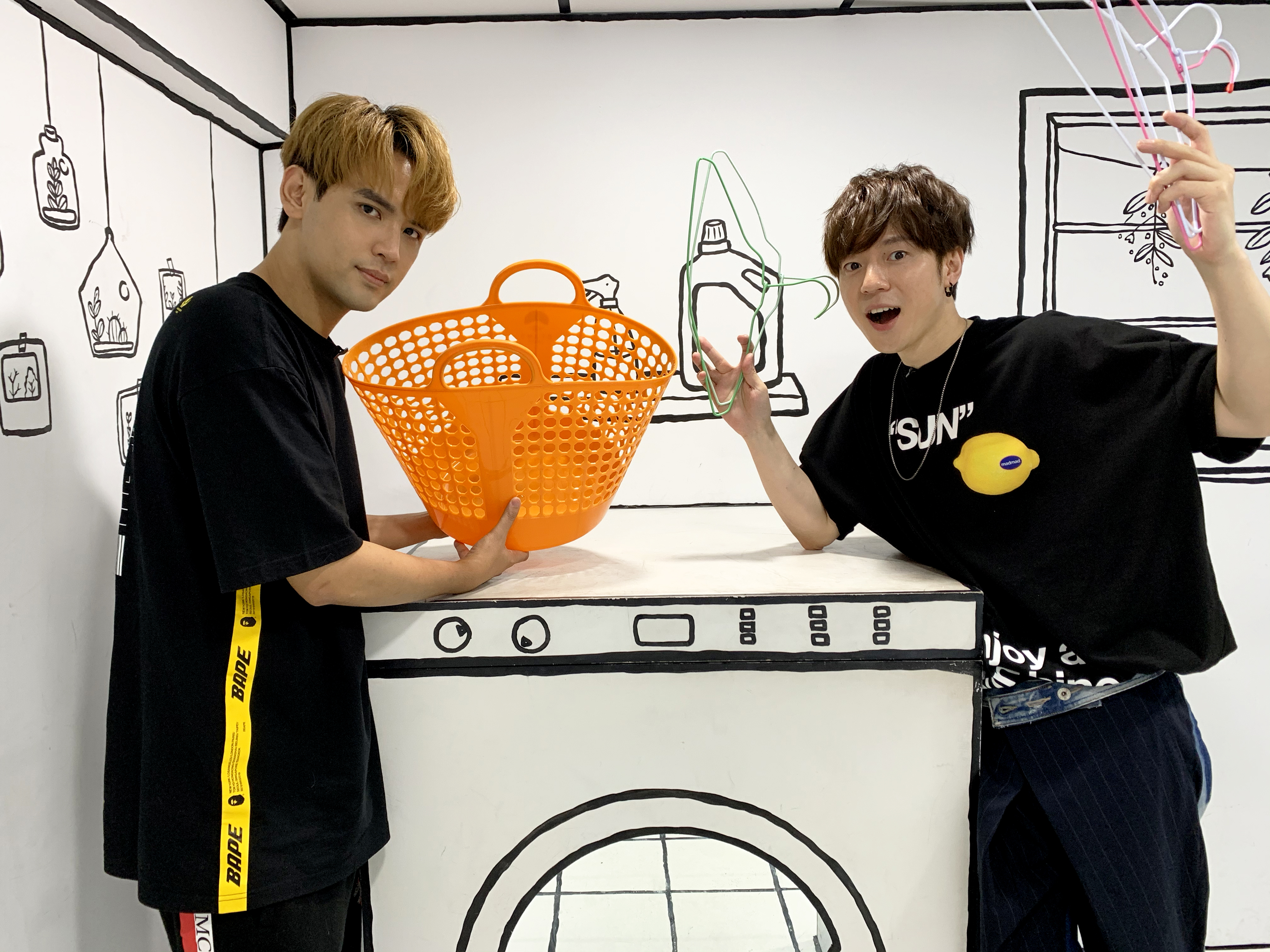 蔣卓嘉（右）和陳零九在咖啡廳玩遊戲，最後陳零九反客為主，主導所有環節。（索尼音樂提供）