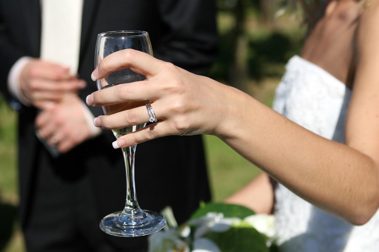 新娘辦西式戶外婚禮惹火婆婆，宴客當天被要求鑽胯下。（示意圖，pixabay）