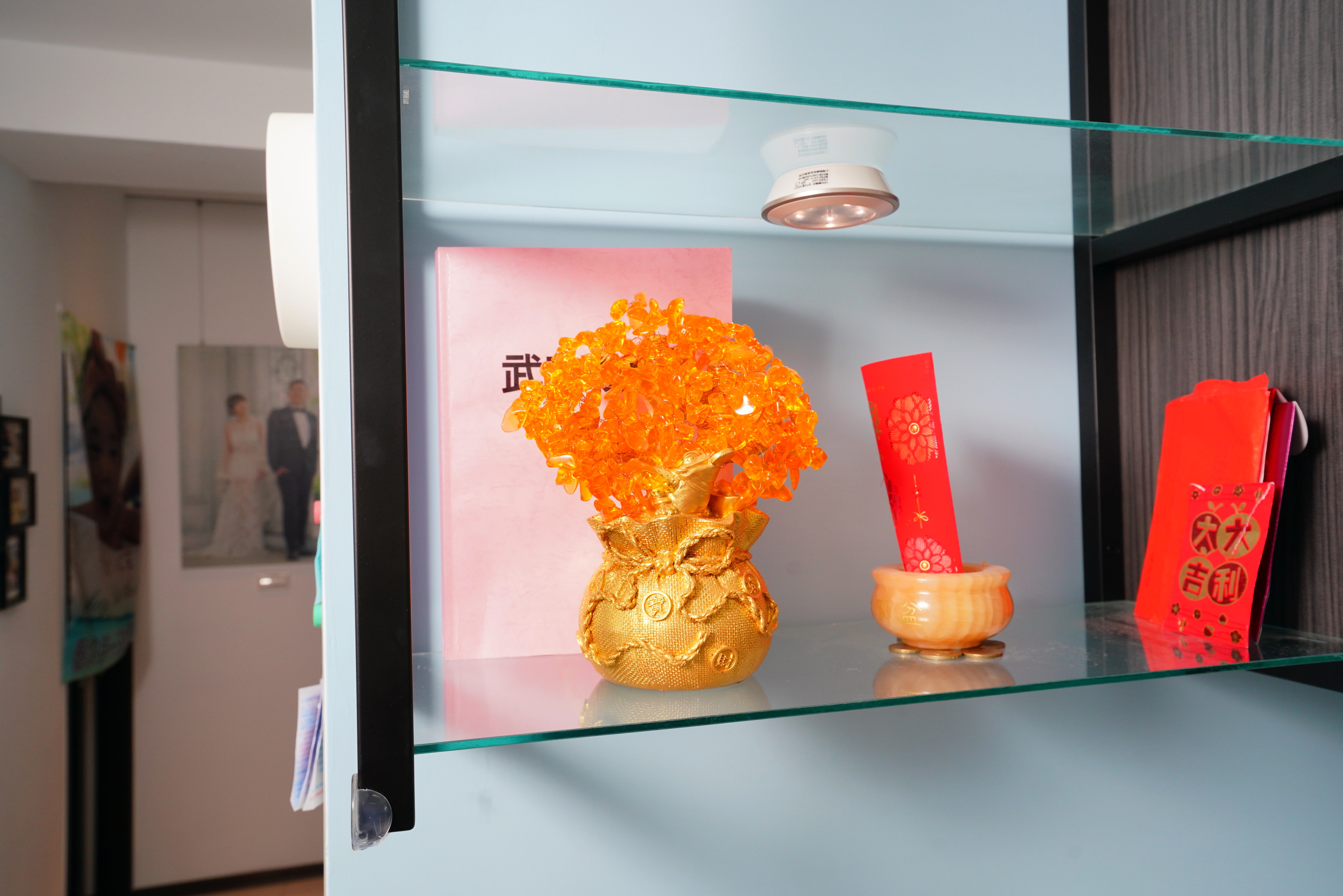 余如盈將過去上課的筆記彙整成武功祕笈，供俸在自己家的財位上。