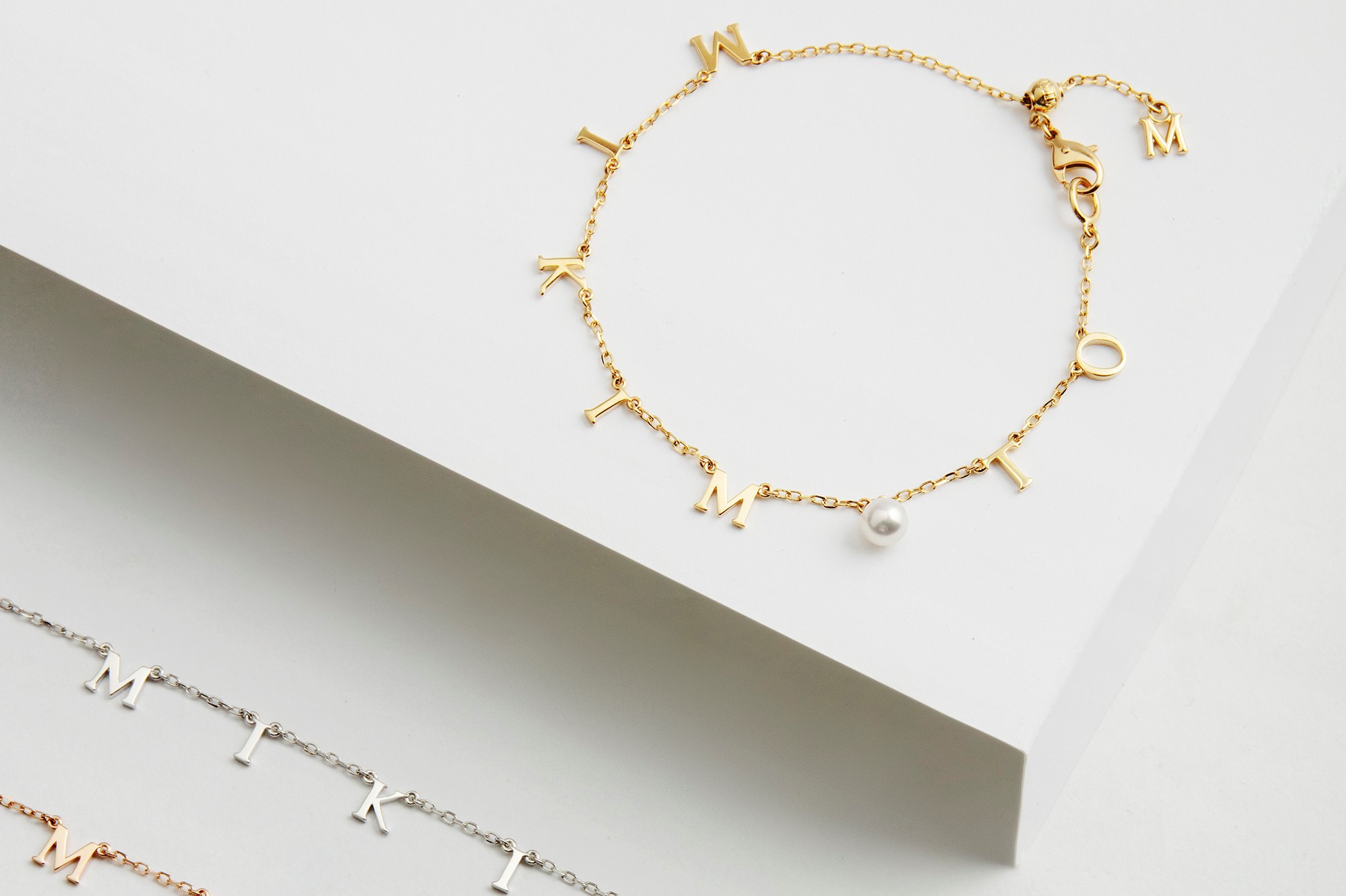 MIKIMOTO Logo吊墜珍珠手鍊推出黃K金、粉紅金、白K金與銀製款，價格自NT$24,000至NT$50,000不等。（MIKIMOTO提供）