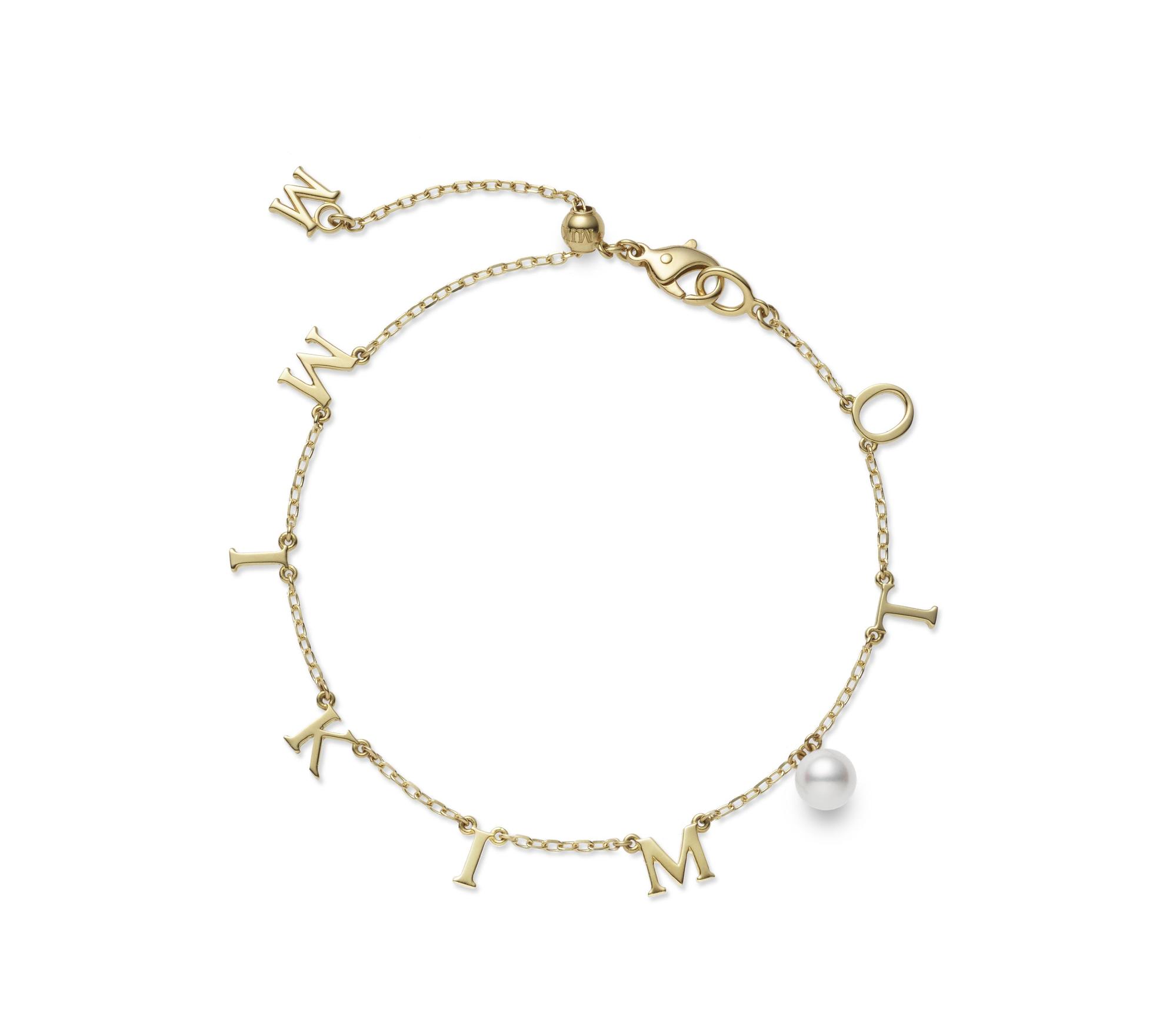 MIKIMOTO Logo吊墜珍珠手鍊將第一個「O」改由一顆日本Akoya珍珠。  （MIKIMOTO提供）