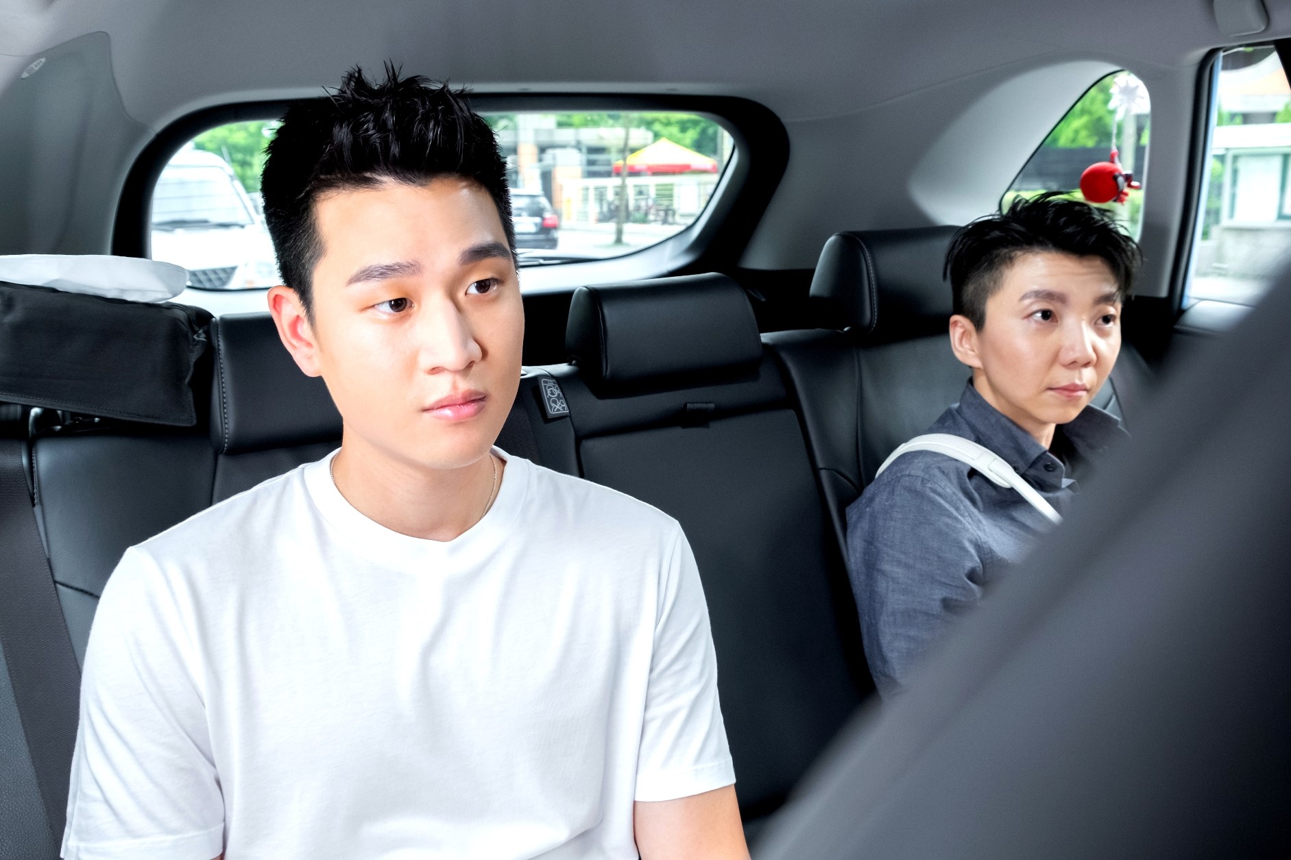 周興哲首度與經紀人一起客串演戲,感到有趣。(三立提供)