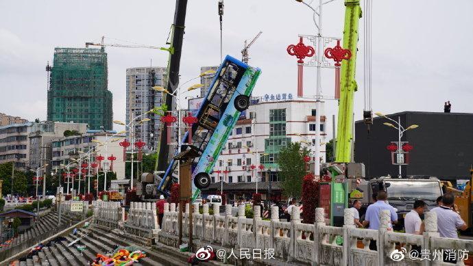 墜入湖中的公車被吊車拖出,當局針對事故發生原因展開調查。(翻攝自人民日報微博)