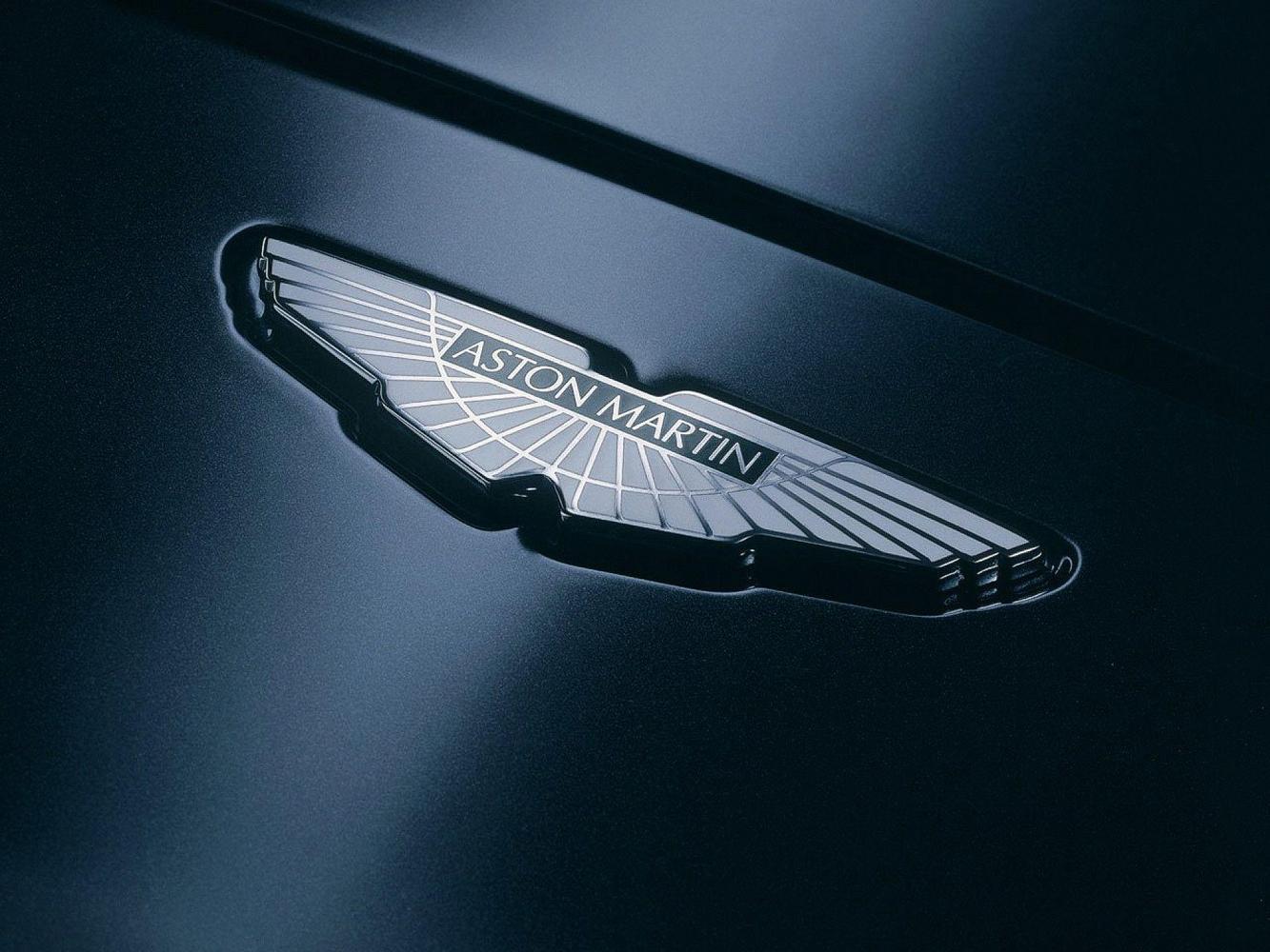 雖然經歷了多次的進化與修改，但ASTON MARTIN的廠徽都脫不了車廠當年所想要詮釋的「大鵬展翅」之意。