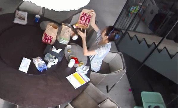 安以軒日前在吃麥當勞時，熱飲直接穿破袋子並打翻。（翻攝自臉書）