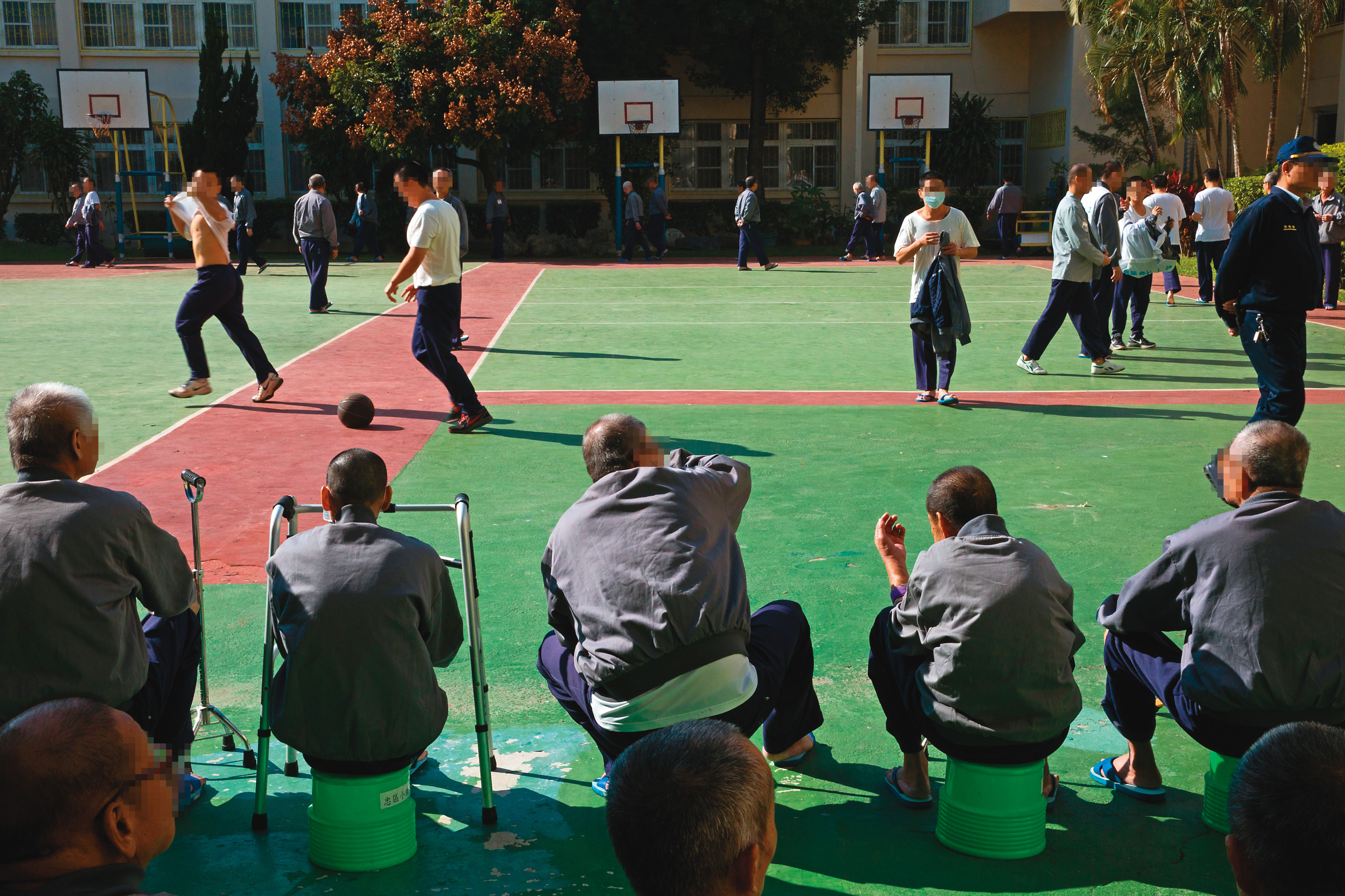 證據強度的要求，是一道模糊的標準，取決於個別法官如何看待證據，以及他的人生經歷，而這左右了被告得在牢中度過多少光陰。