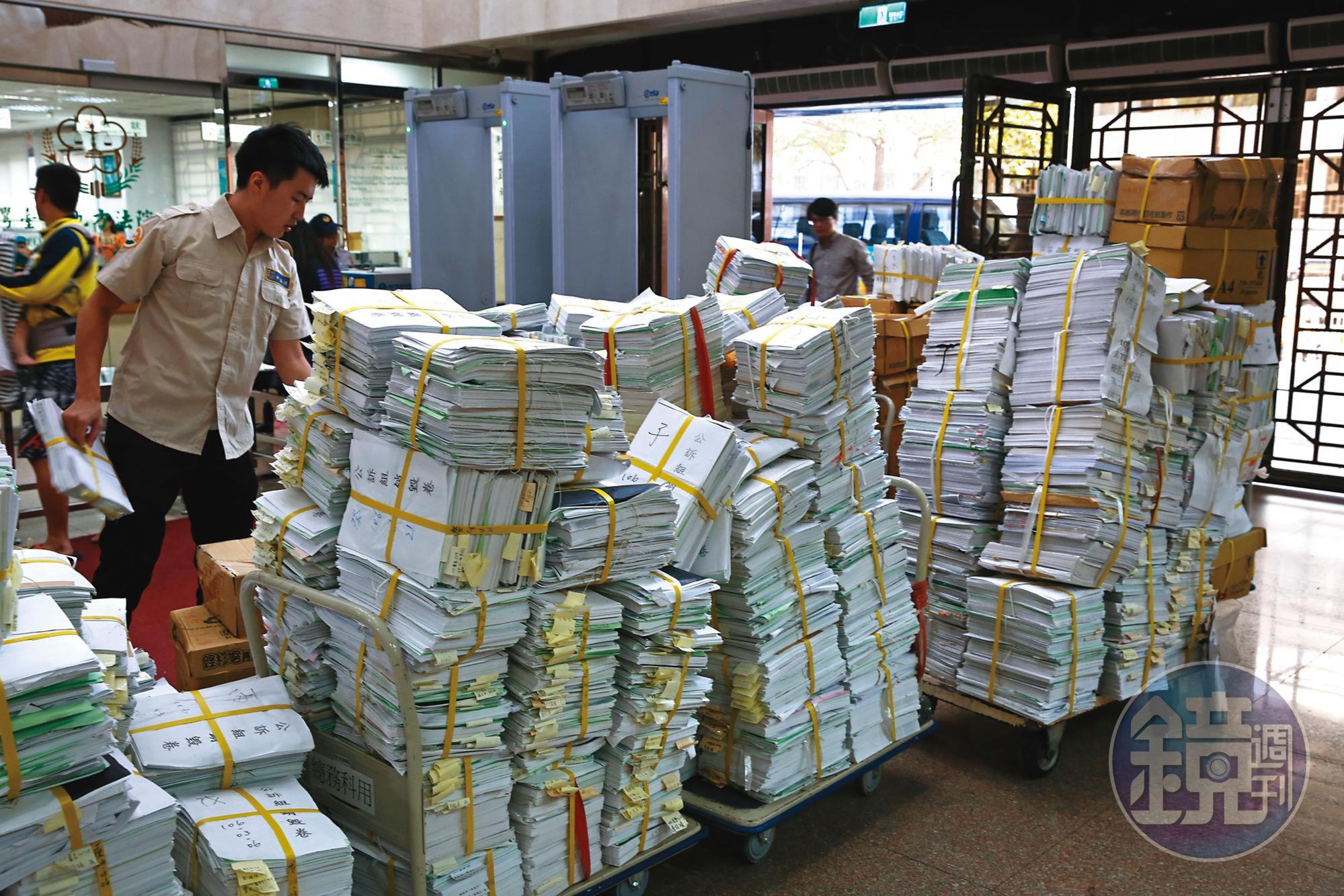 法務部統計,現職檢察官人數共1,409人,但去年刑事新收件數卻高達238萬,沉重的案件負荷擠壓檢察官調查的量能。