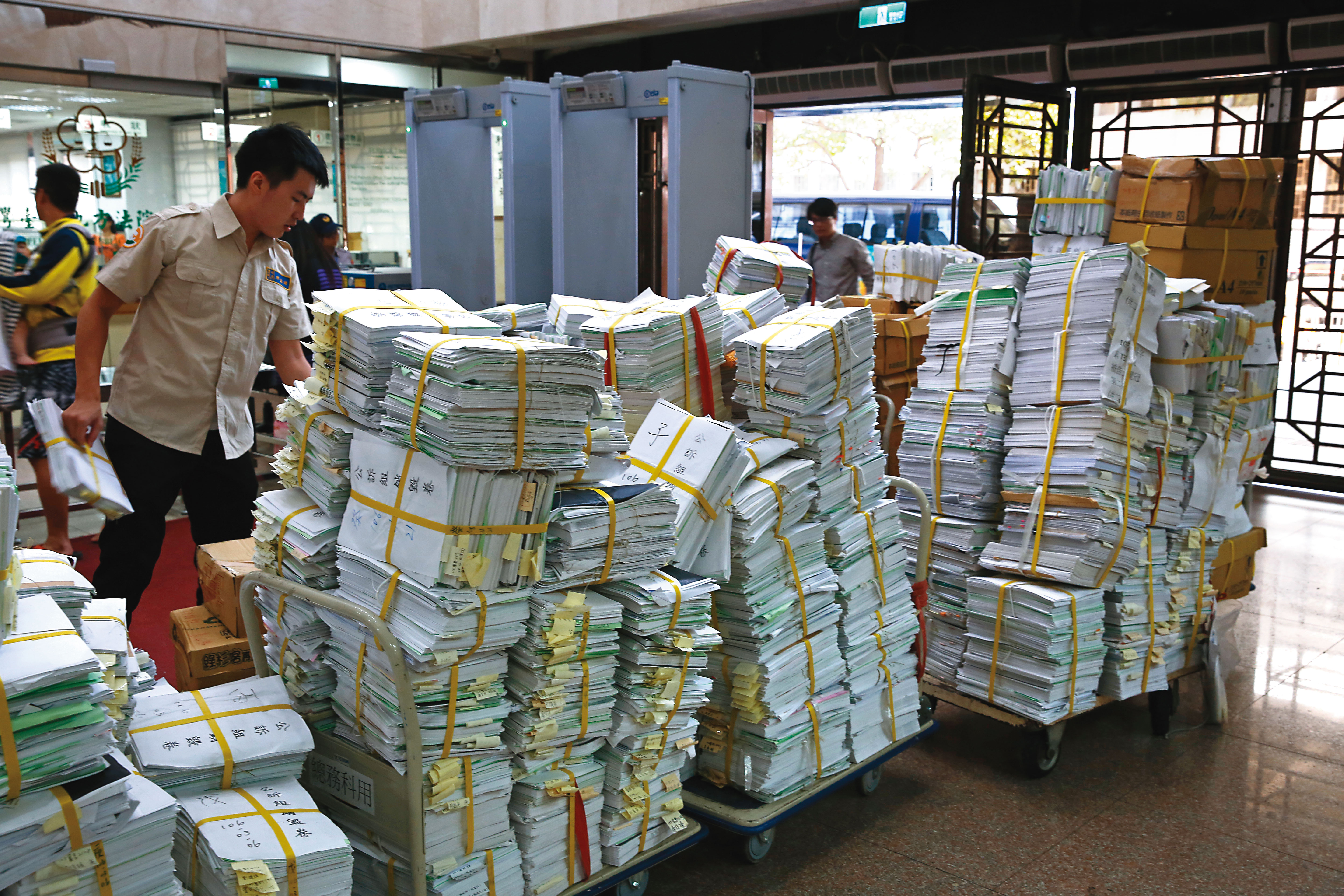 法務部統計，現職檢察官人數共1,409人，但去年刑事新收件數卻高達238萬，沉重的案件負荷擠壓檢察官調查的量能。