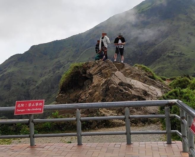 又見脫序遊客無視告示,為拍美照而做出危險行徑,網友見狀紛紛痛批。(翻攝自爆怨公社臉書)