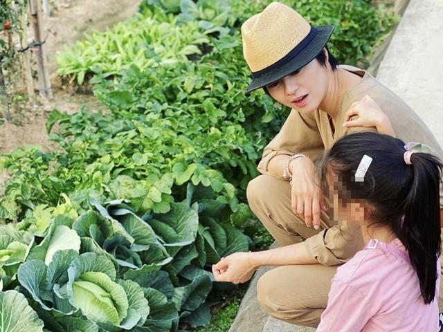 梁詠琪有女初長成，帶著寶貝女兒Sofia探訪菜園。（摘自梁詠琪IG）