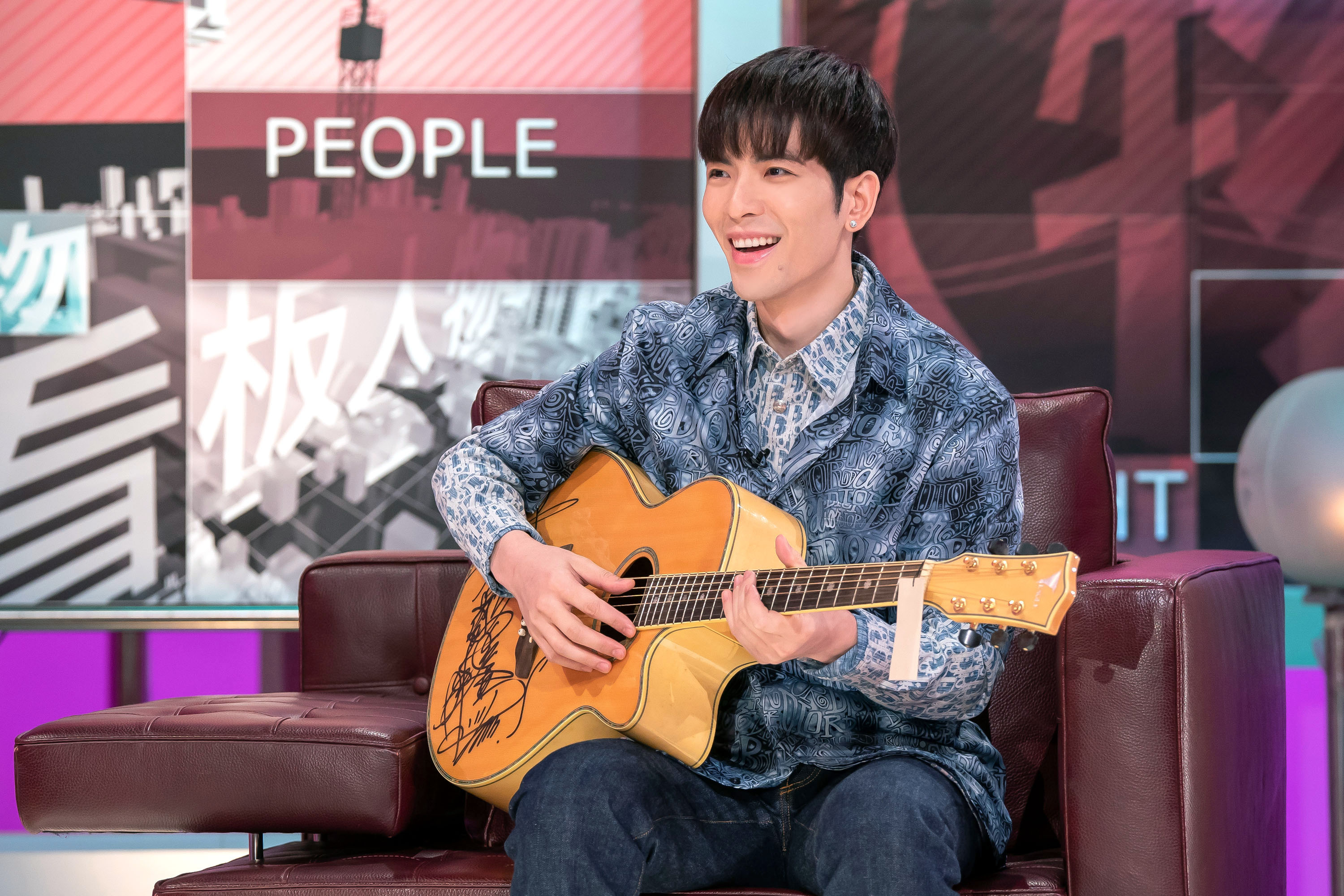 蕭敬騰接受《TVBS看板人物》主持人方念華專訪，侃侃而談出道至今的心境轉換。（TVBS）