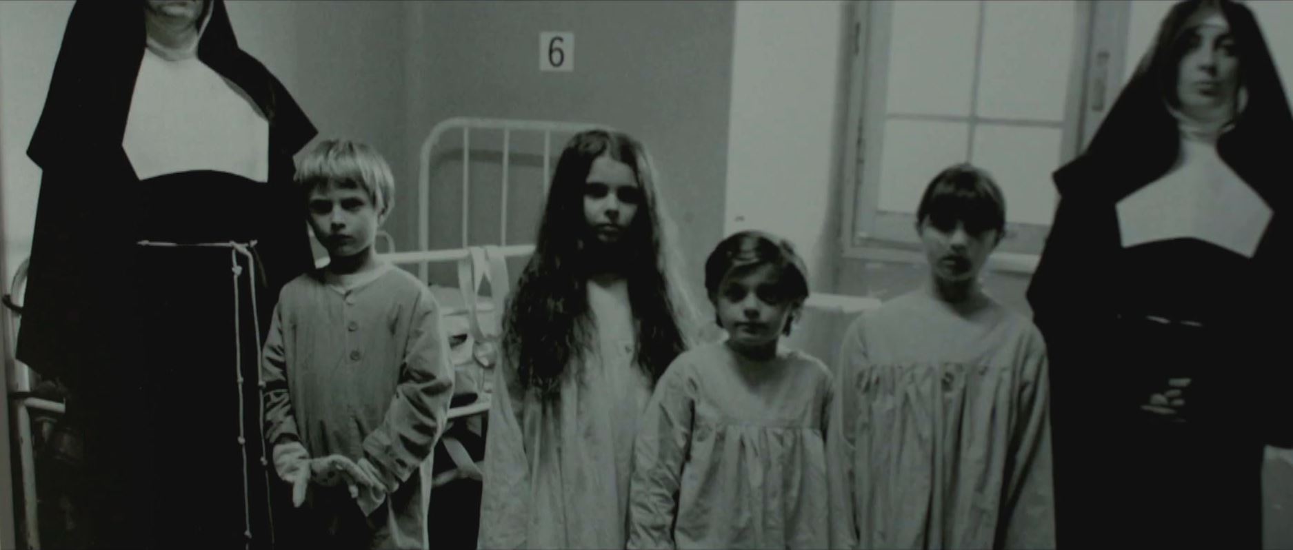 舊照片裡的小孩，竟然現身在夜班女醫師眼前。（威視提供）