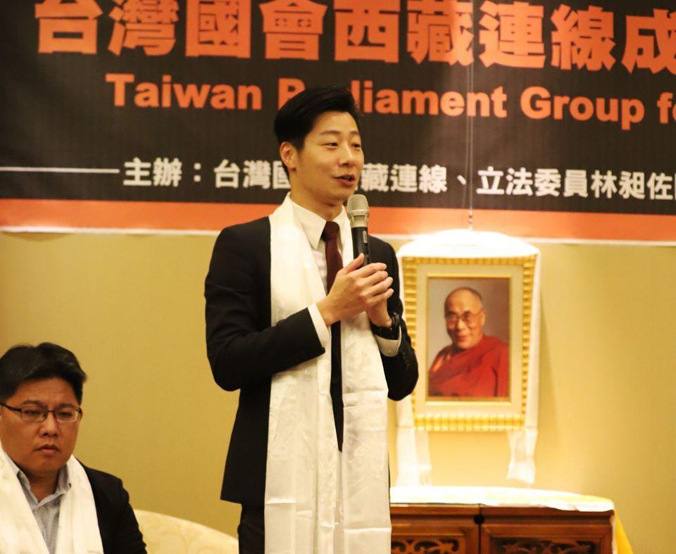網友對於林昶佐提到腹肌卻不附腹肌圖十分不滿。（翻攝林昶佐 Freddy Lim粉專）