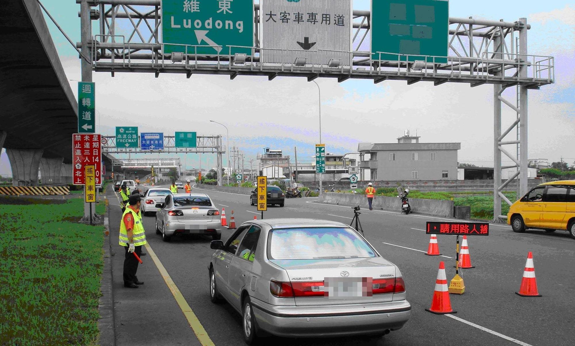 國道5號連假塞不停,專家建議通行費調漲10倍,達到分流效果。圖為資料照。(翻攝自國道公路警察局臉書)