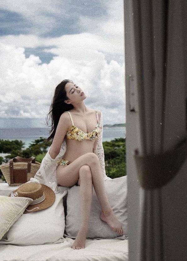瘦身有成的歐陽妮妮,一襲性感比基尼,胸前風光一覽無遺。(翻攝自歐陽妮妮IG)