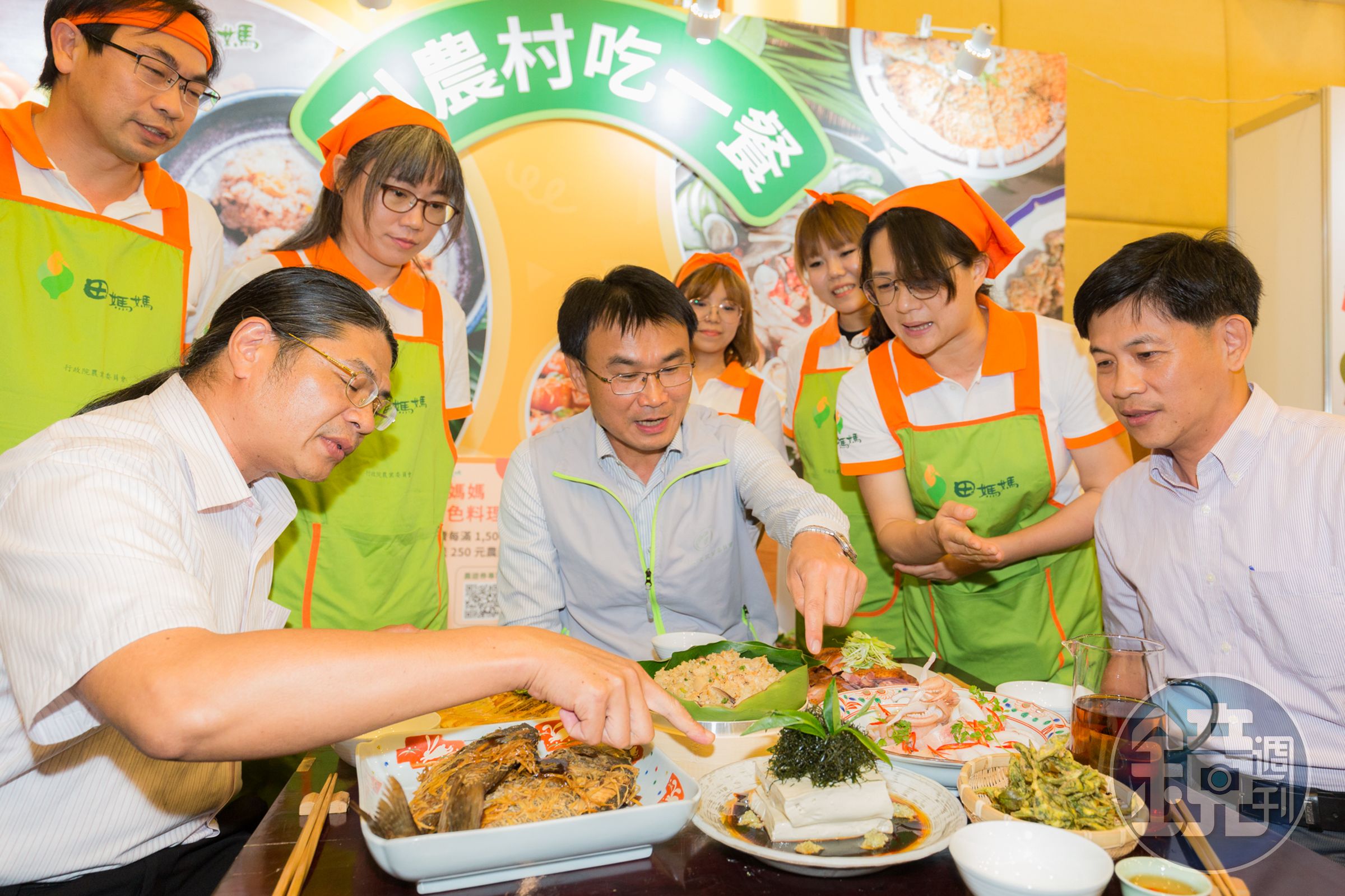 業者端出農村美味料理桌菜。