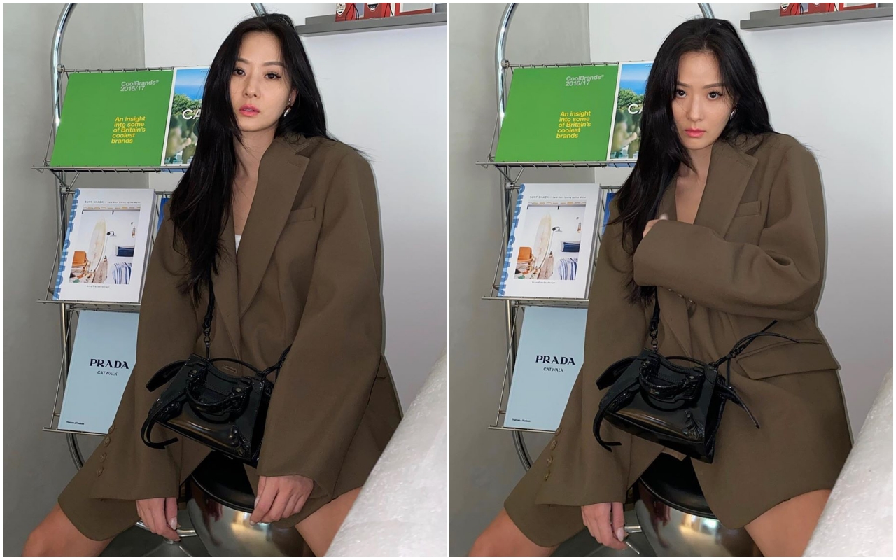 孫芸芸示範尚未上市的最新Neo Classic mini city亮面小牛皮新款機車包，NT$59,000。（Balenciaga提供）