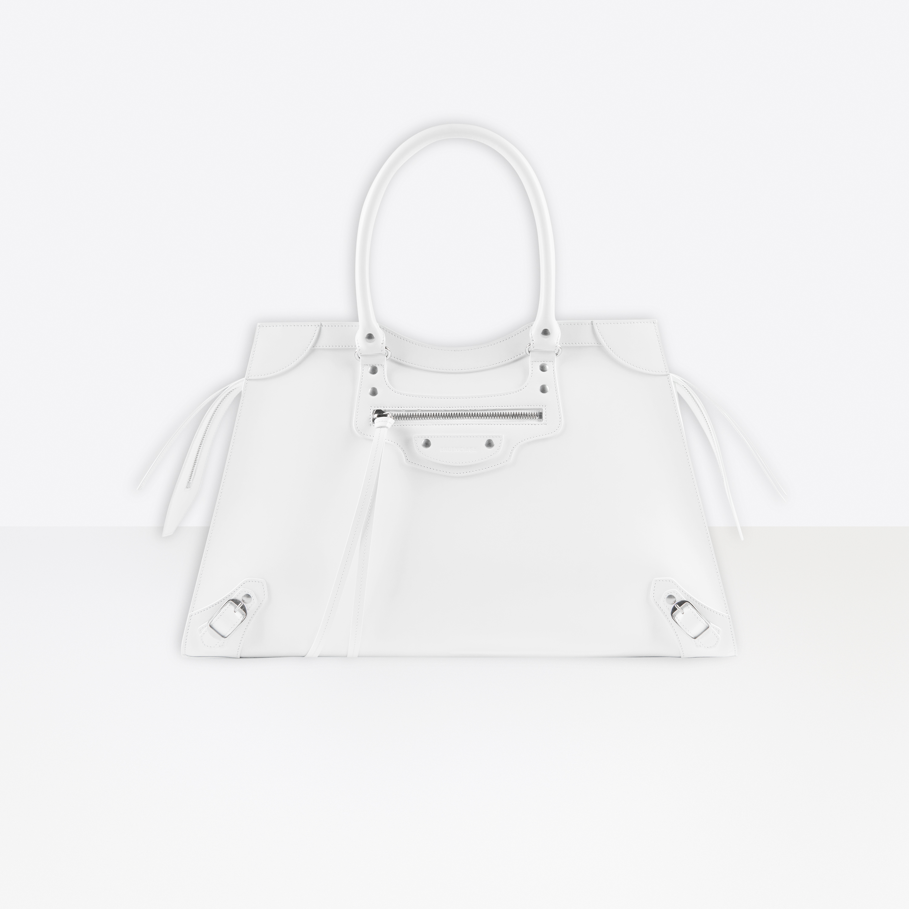 大型白色新款機車包，NT$78,850。（Balenciaga提供）
