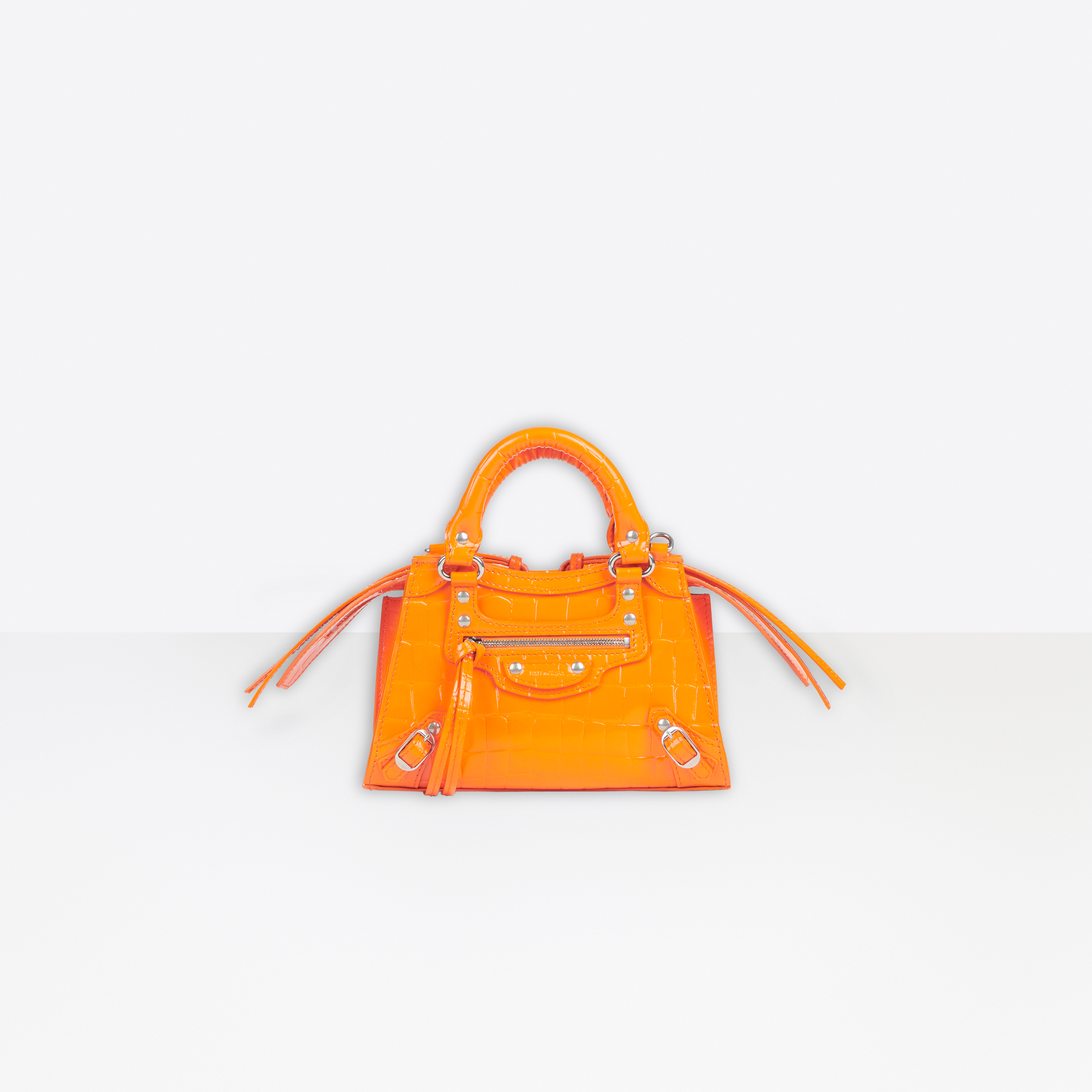 橘色迷你鱷魚壓紋新款機車包，NT$59,000。（Balenciaga提供）