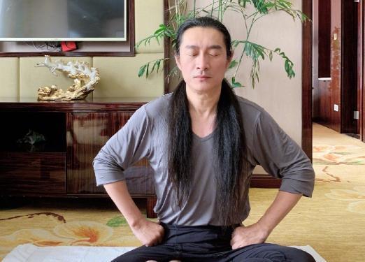 黃安透露自己前幾天左眼視網膜剝落，透過緊急動手術治療。（翻攝自黃安微博）