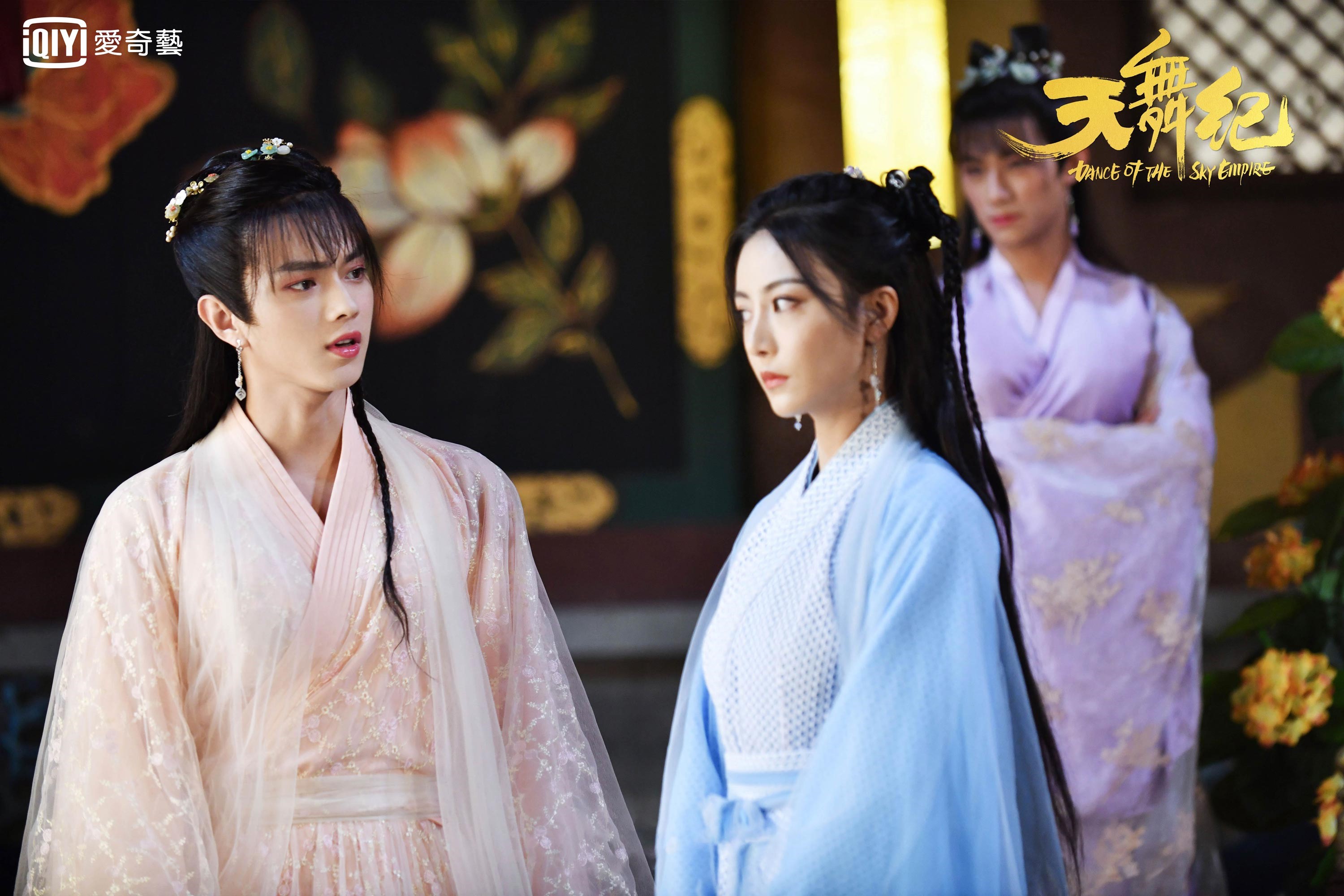 許凱（左）在《天舞紀》中再次扮女裝。（愛奇藝台灣站提供）