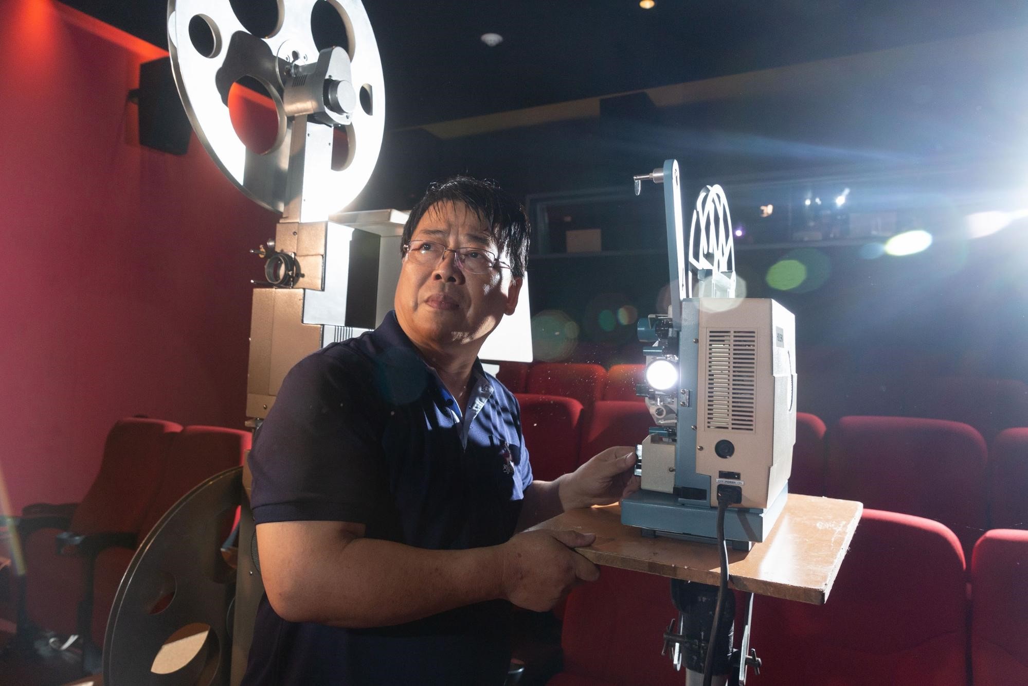 入行半世紀的江泰暾是台灣少數能放映數位與膠卷電影的放映專家。
