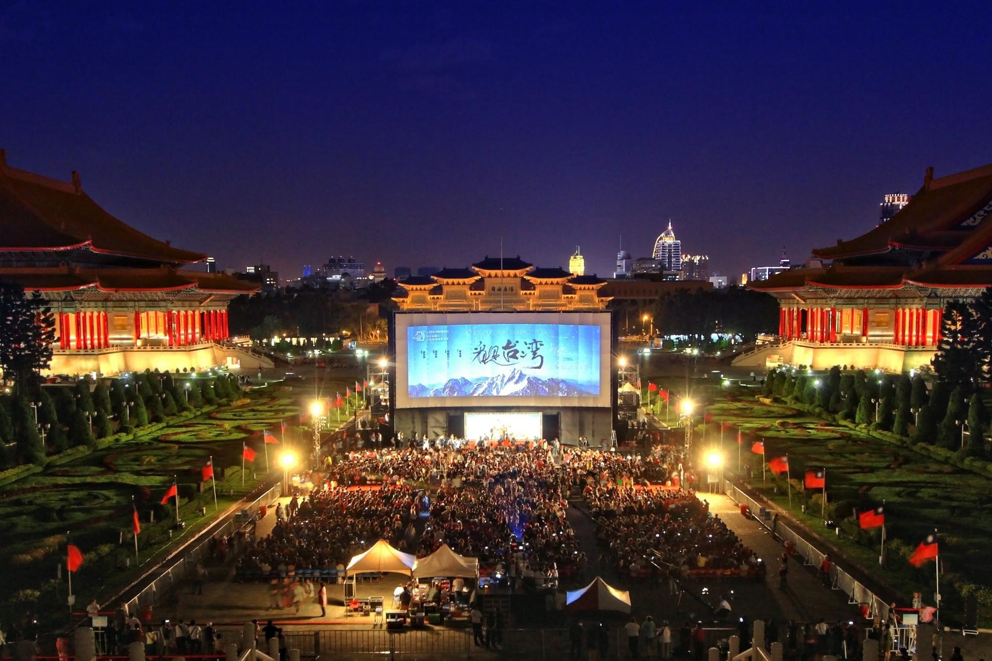 2013年紀錄片《看見台灣》在自由廣場舉行萬人首映，寬達25公尺的銀幕是江泰暾戶外放映銀幕最大的一場。（齊柏林　空中攝影、財團法人看見．齊柏林基金會提供、©台灣阿布電影股份有限公司　版權所有）