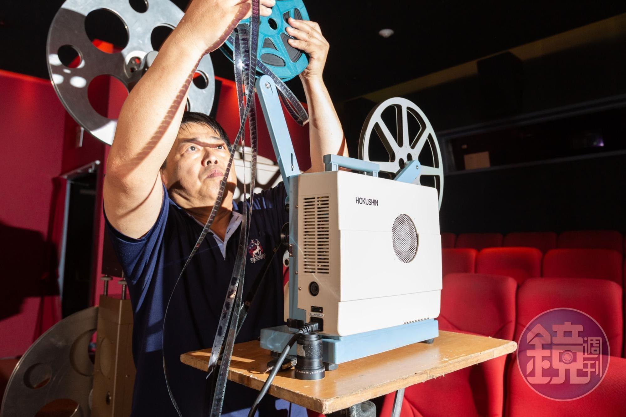 經驗豐富的放映專家江泰暾為了本屆台北電影節放映，在光點華山電影館架設測試16釐米放映機。