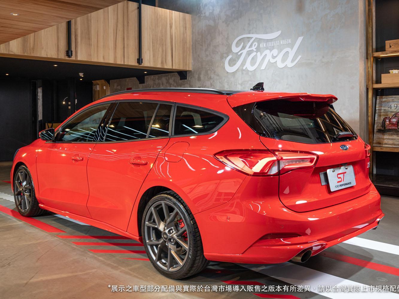 Focus ST Wagon的車身明顯比掀背車版本長。