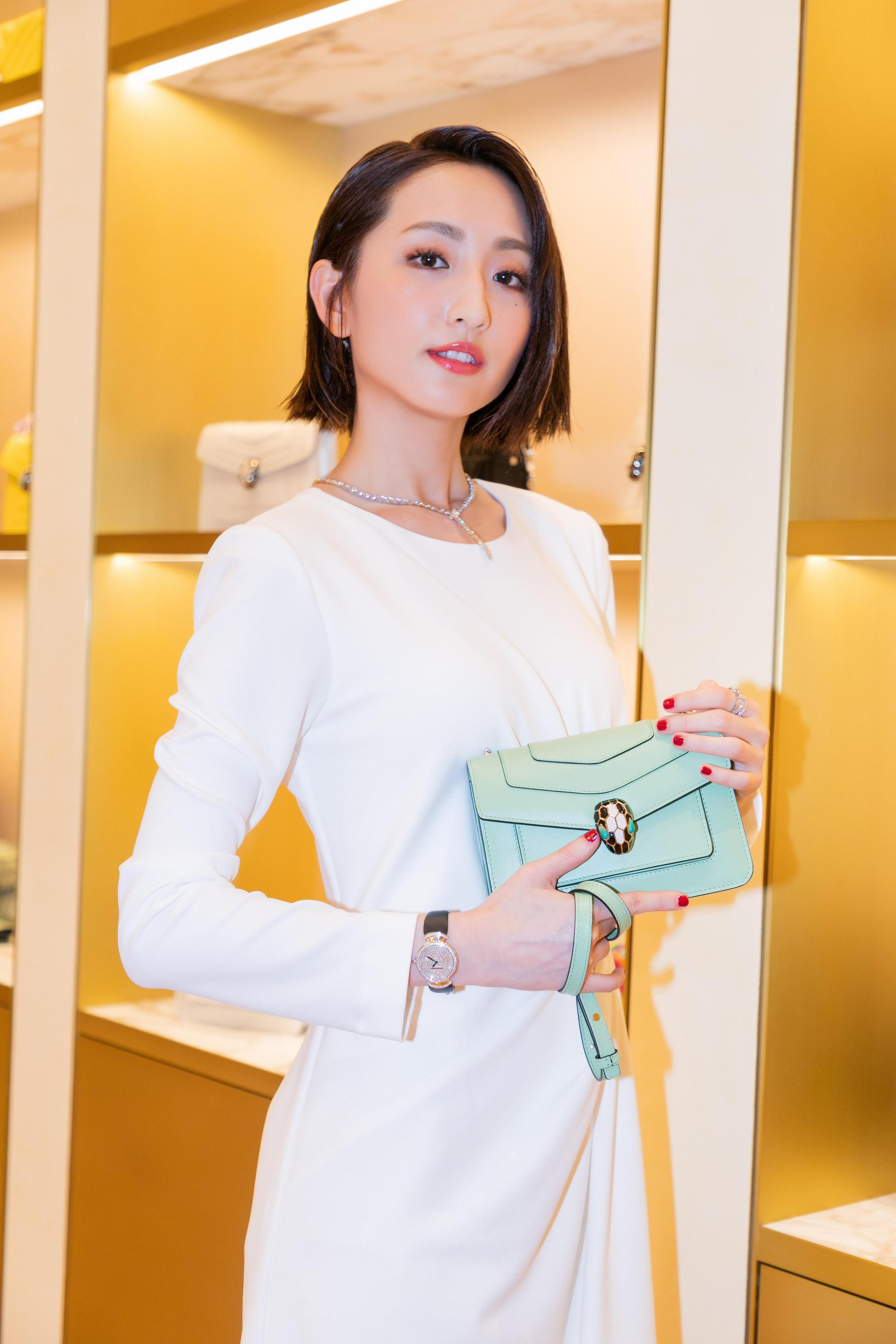 柯佳嬿配戴BVLGARI Serpenti Forever薄荷綠色小牛皮肩背包。NT$80,500（寶格麗提供）