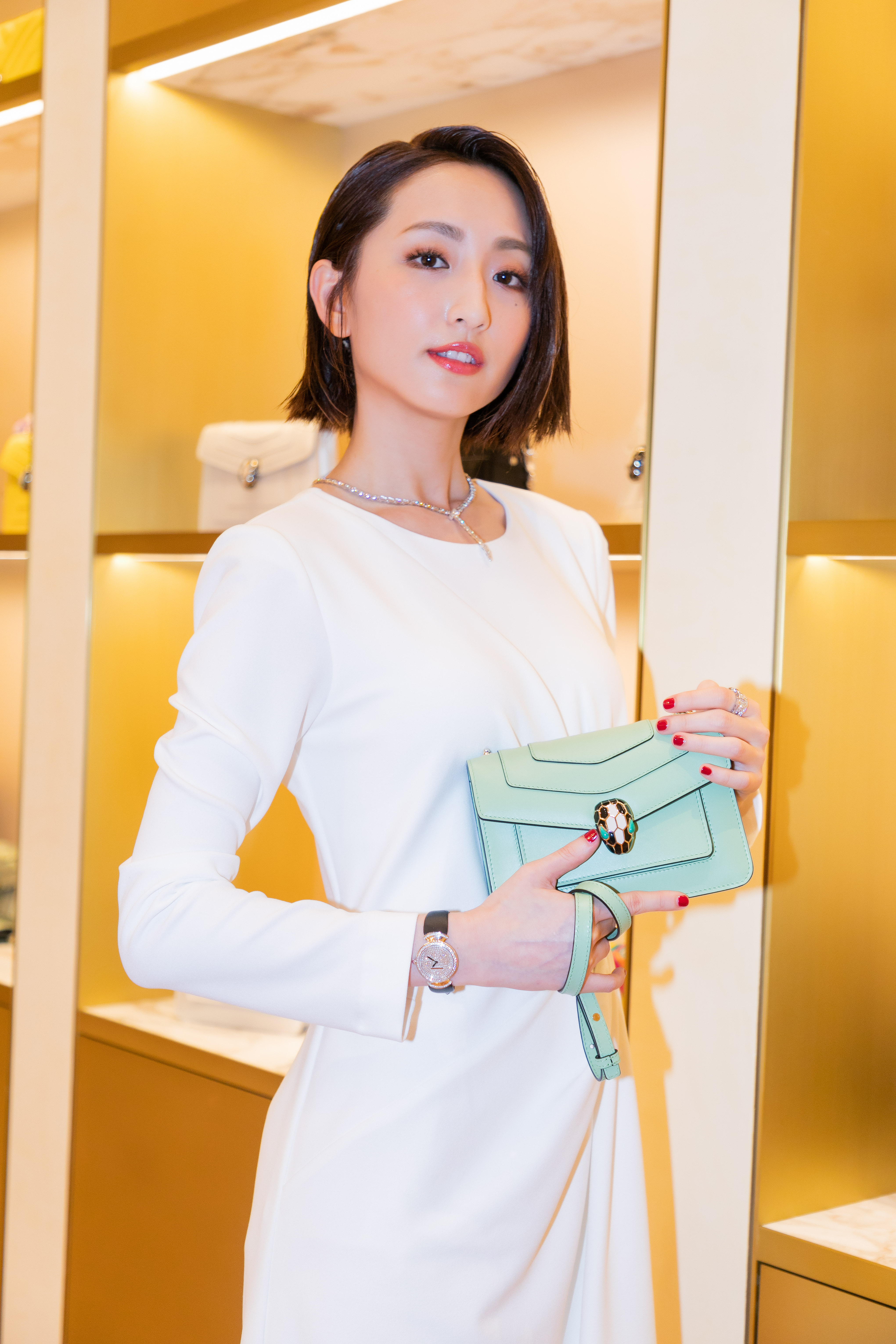 柯佳嬿配戴BVLGARI Serpenti Forever薄荷綠色小牛皮肩背包。NT$80,500（寶格麗提供）