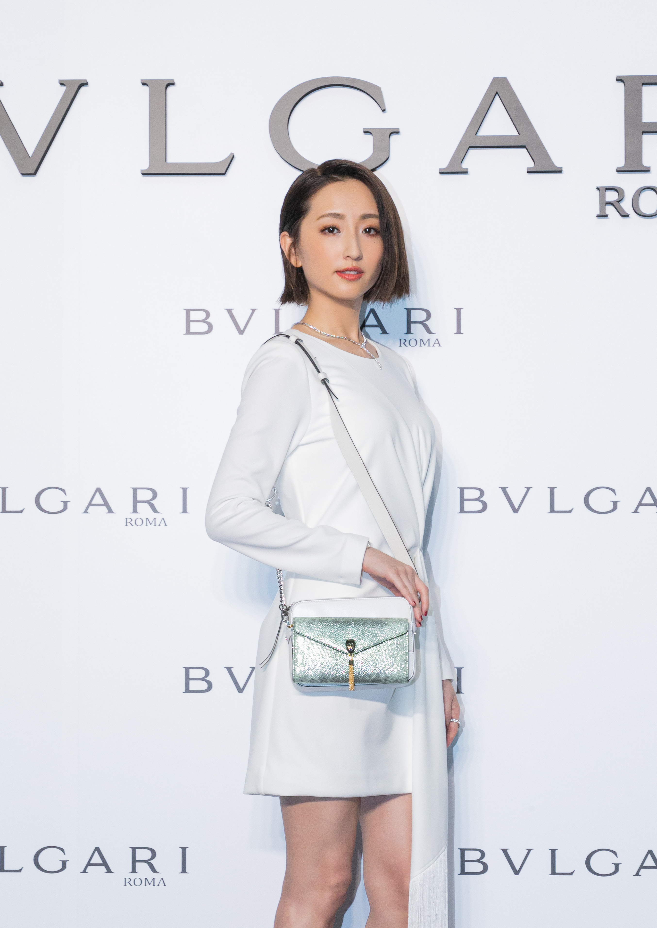 柯佳嬿最想買身上的BVLGARI Serpenti Forever 7 Ways相機包NT$55,500、Serpenti Forever薄荷綠色金屬水蛇皮手拿包NT$35,300。（寶格麗提供）