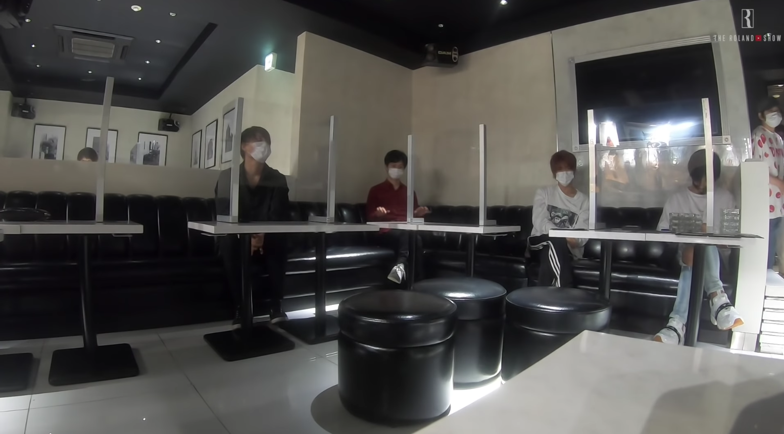 「THE CLUB」因應新冠肺炎,還特地裝了透明隔板。(截圖自影片)