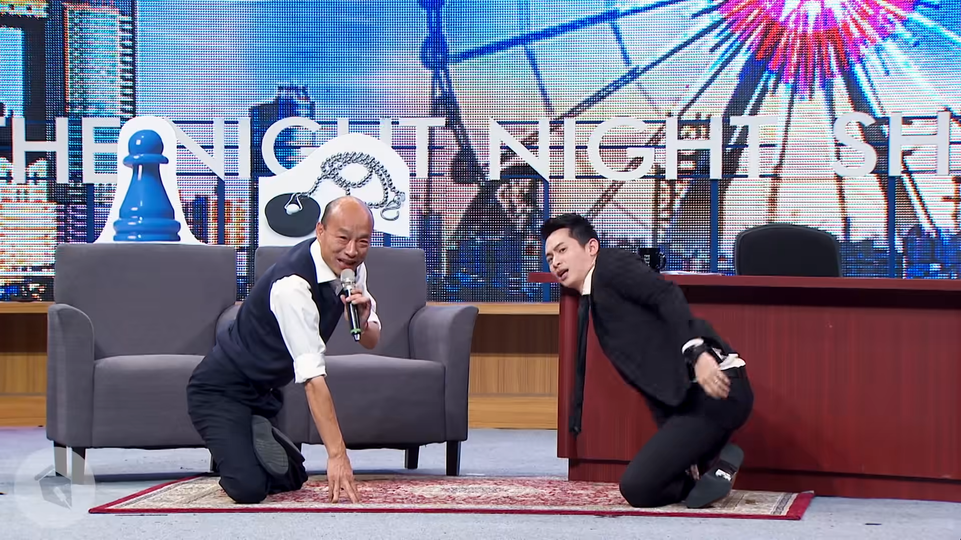 去年12月韓國瑜上「博恩夜夜秀」，韓教博恩跪著走路成為經典畫面。（翻攝薩泰爾娛樂YouTube頻道）