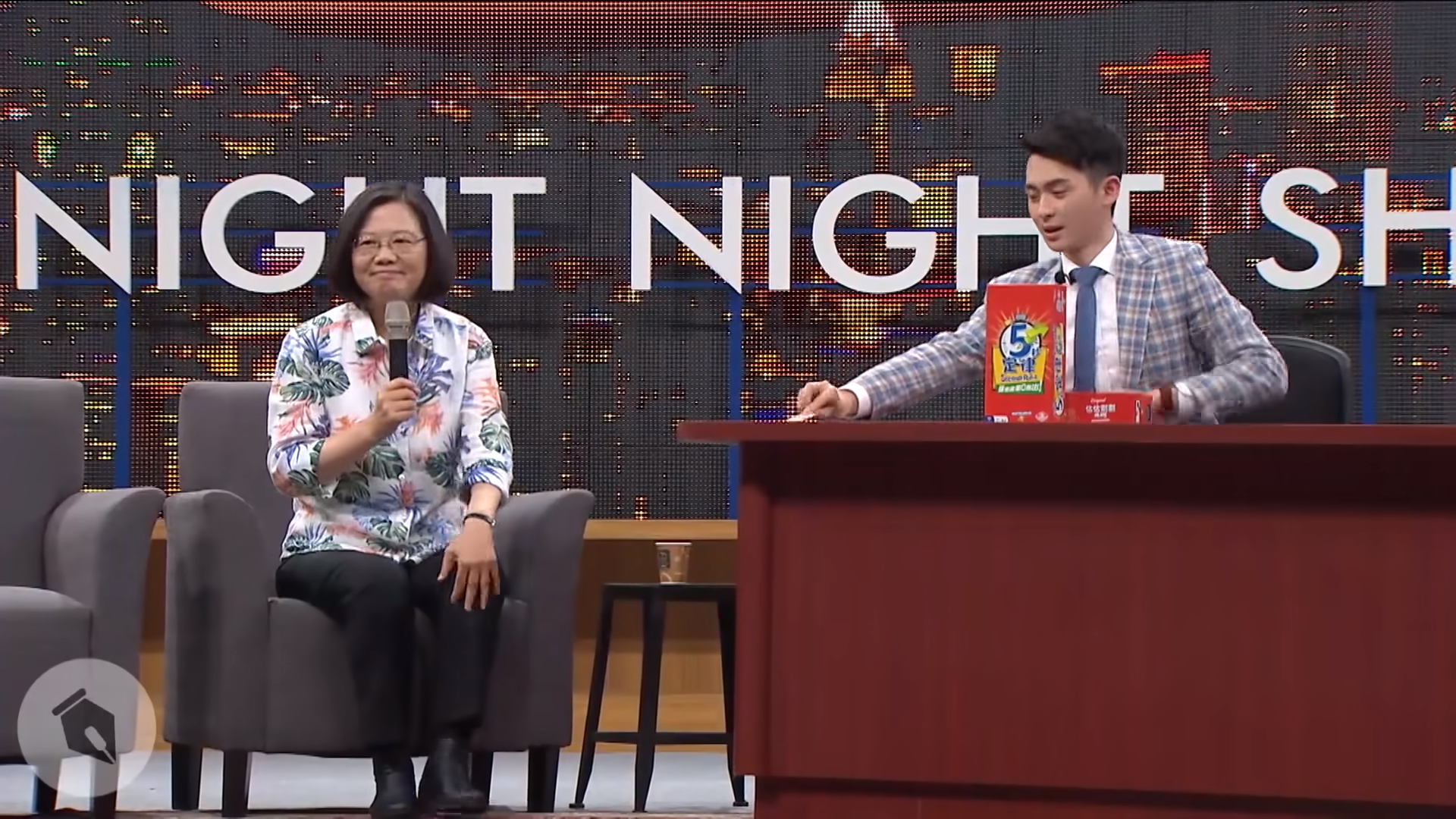 總統蔡英文去年4月上博恩夜夜秀專訪。（翻攝薩泰爾娛樂YouTube頻道）