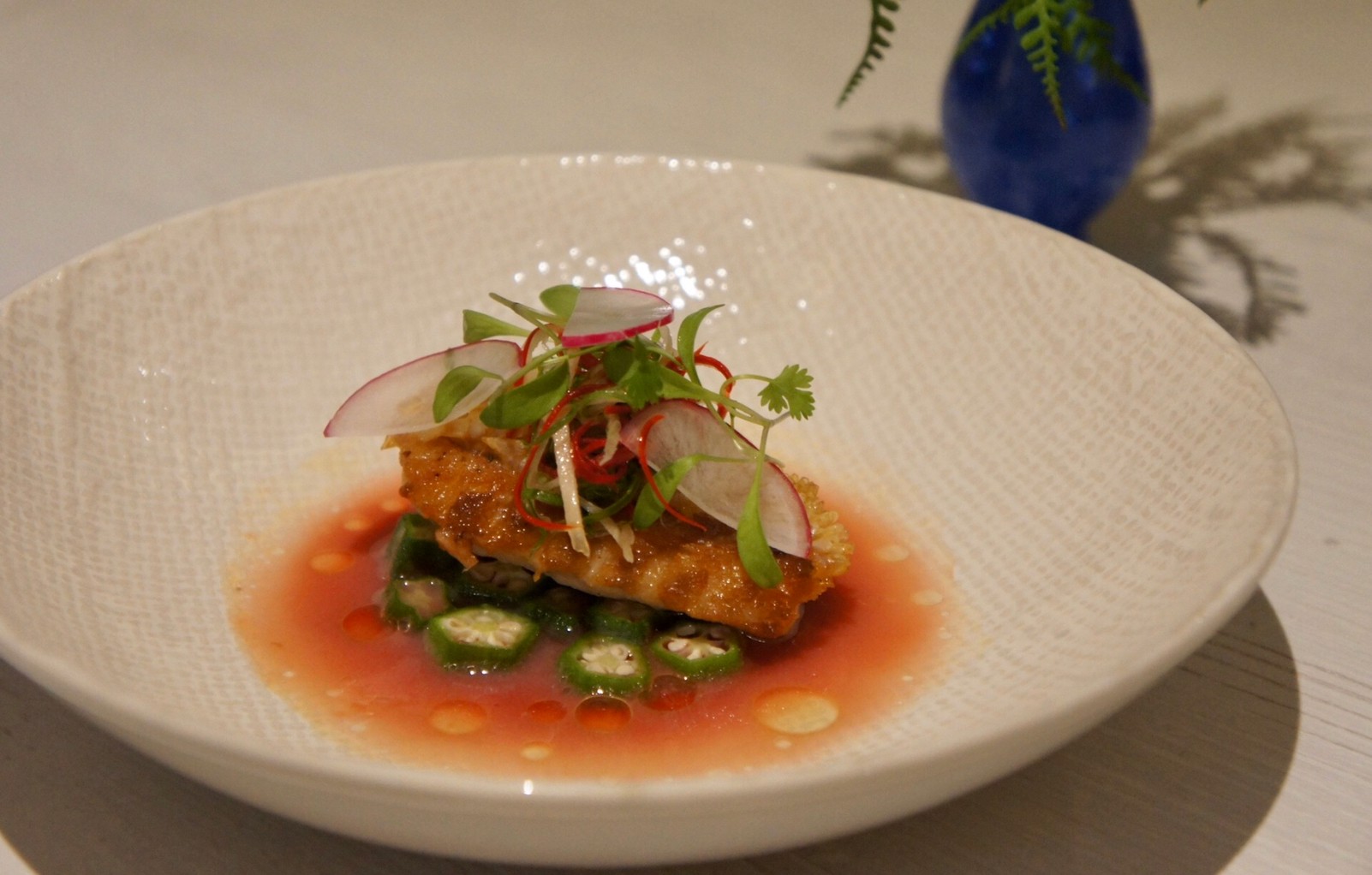 ｢糖醋鮮魚」用甜菜根、白酒魚高湯醋及秋葵的黏稠等食材風味，復刻經典中菜糖醋魚。（1,980元套餐菜色）